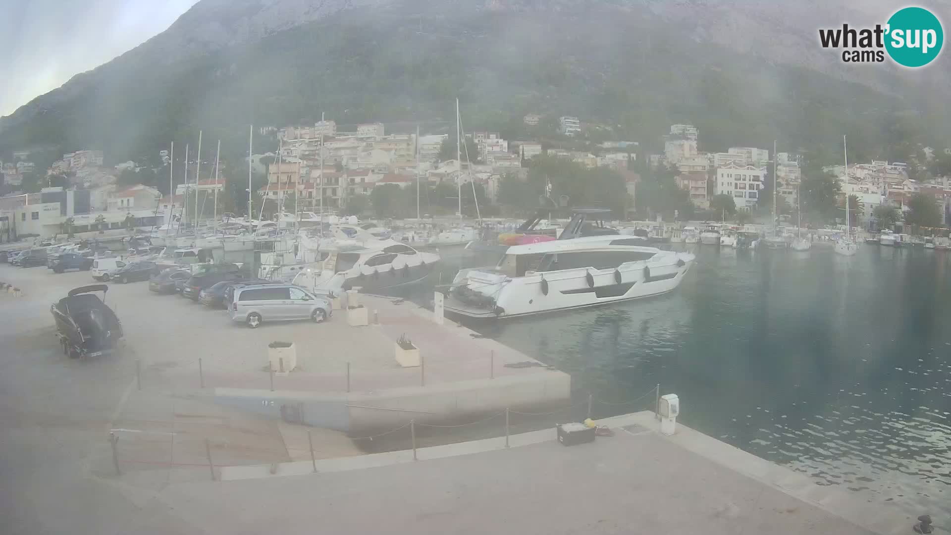 Web Kamera Baška Voda luka – Pogled na grad i masiv Biokovo