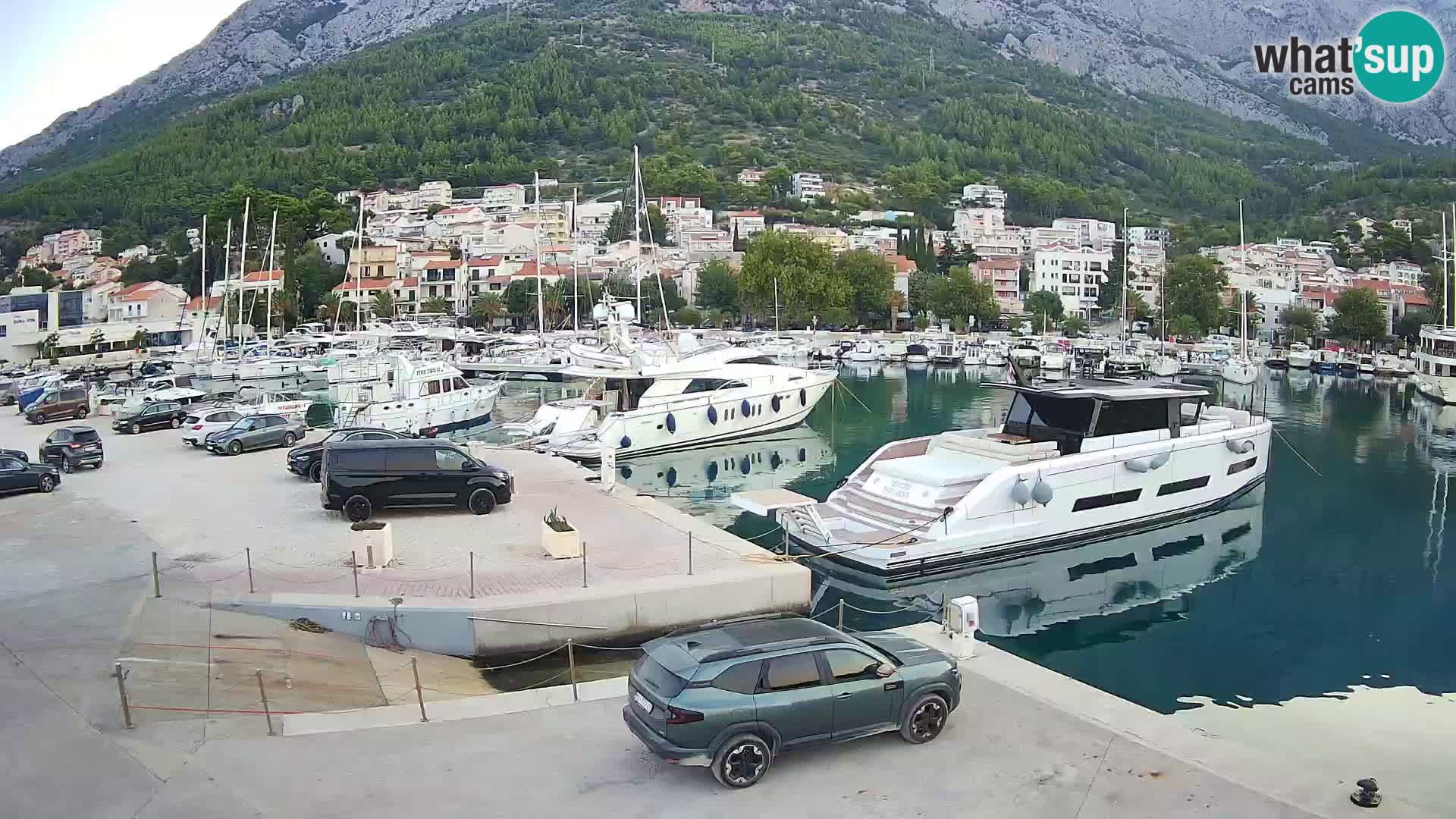 Vue du port de plaisance de la ville et la montagne Biokovo