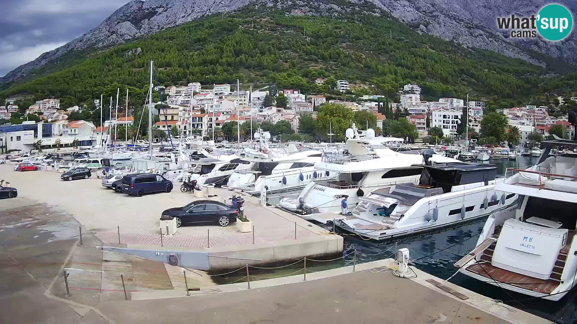Web Kamera Baška Voda luka – Pogled na grad i masiv Biokovo