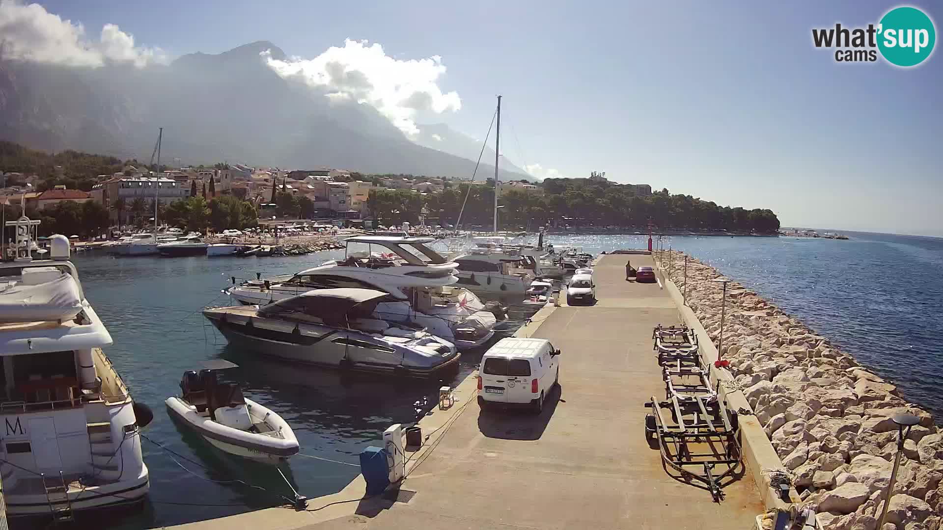 Vue du port de plaisance de la ville et la montagne Biokovo