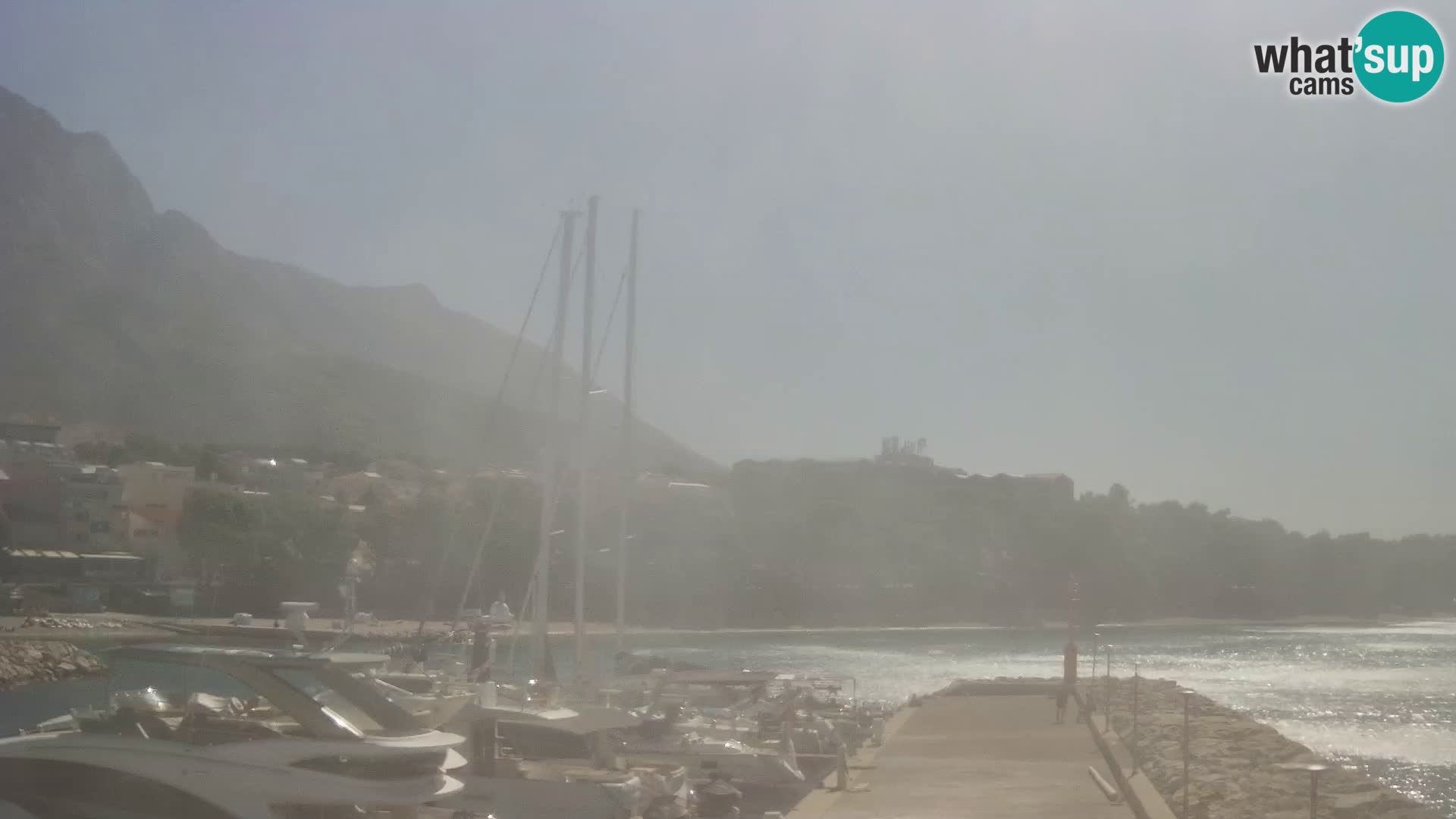 Vue du port de plaisance de la ville et la montagne Biokovo