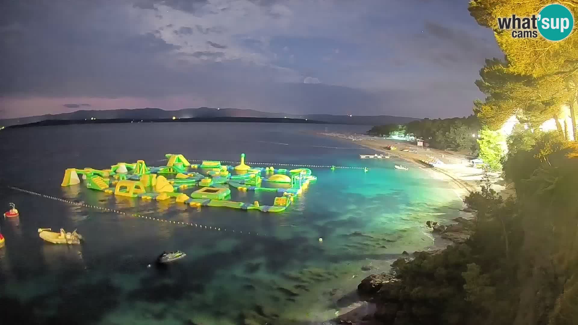 Web kamera Bol Zlatni Rat – Pogled uživo s otoka Brača