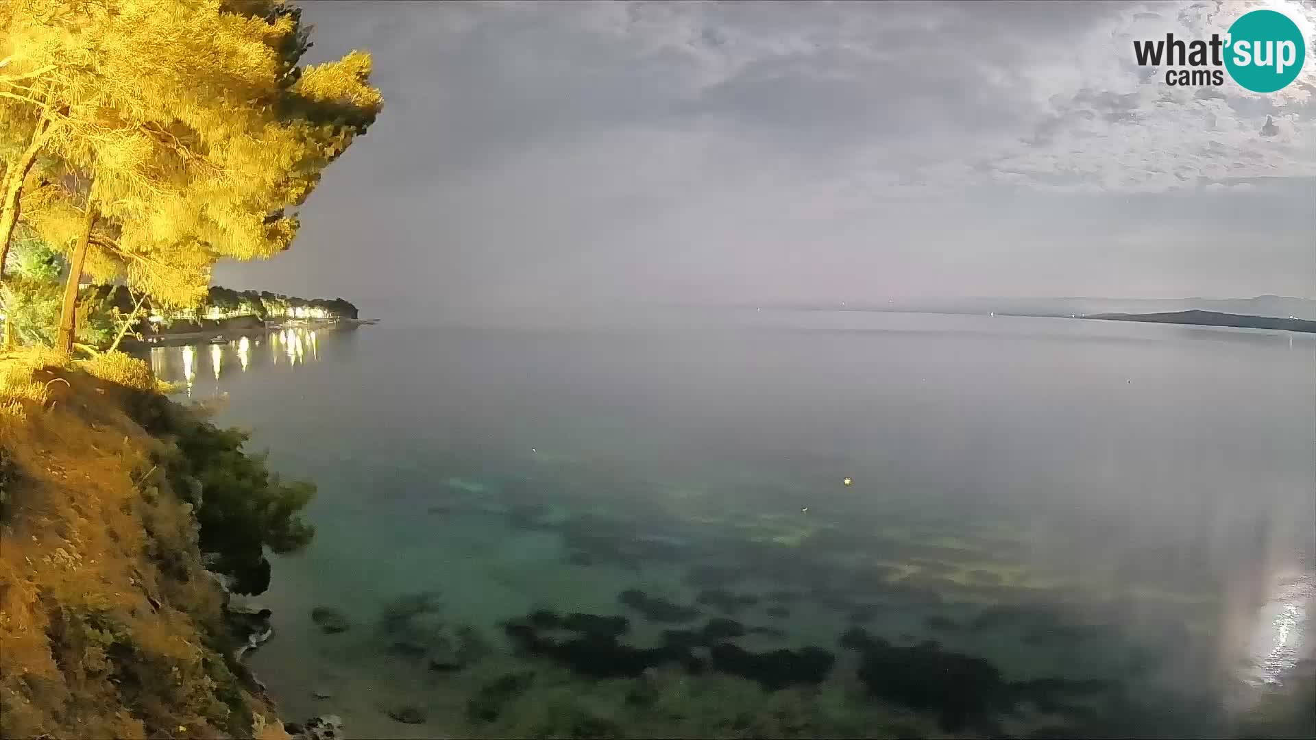 Spletna kamera Plaža Potočine Bol – Pogled v živo na plažo Borak, otok Brač