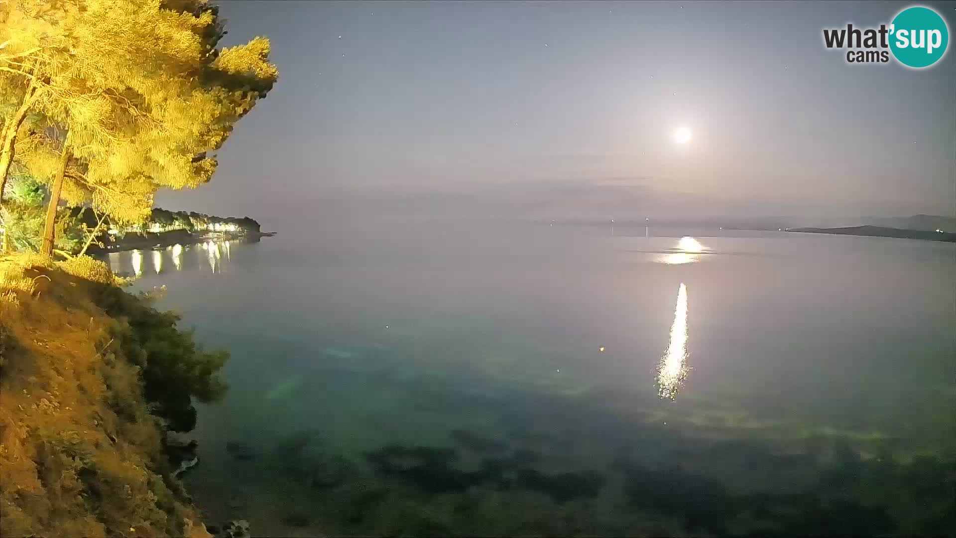 Spletna kamera Plaža Potočine Bol – Pogled v živo na plažo Borak, otok Brač