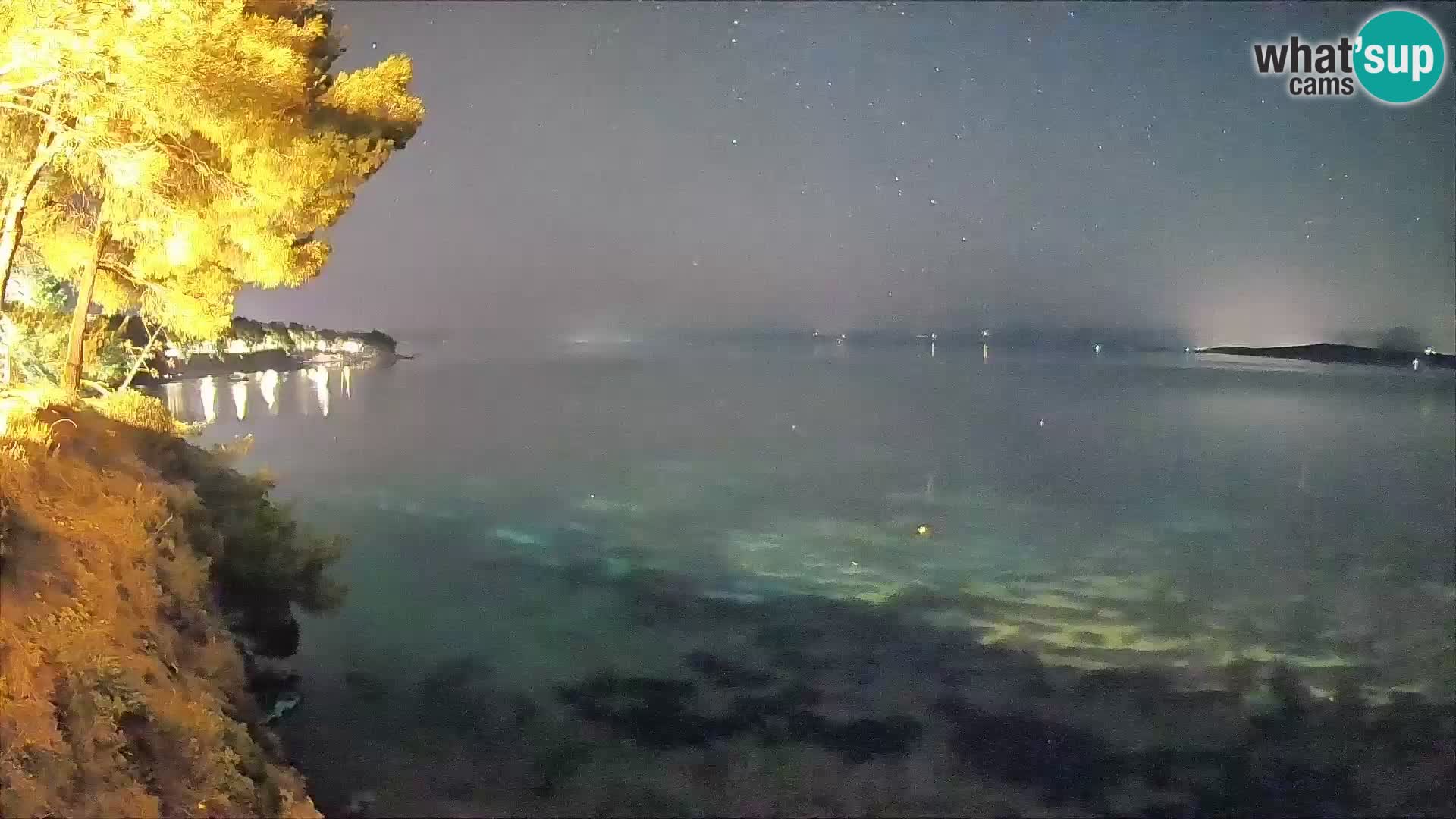 Spletna kamera Plaža Potočine Bol – Pogled v živo na plažo Borak, otok Brač