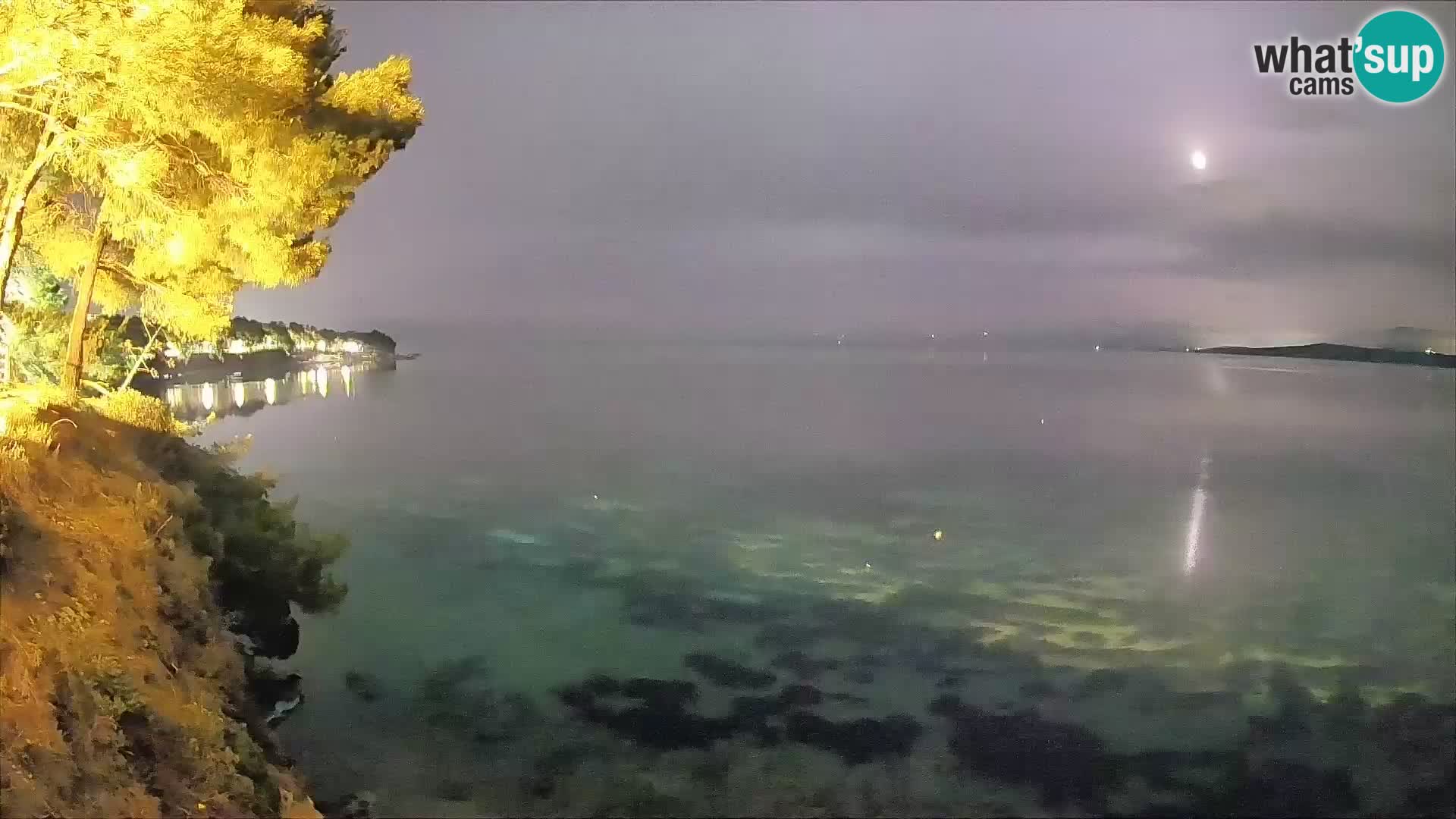 Spletna kamera Plaža Potočine Bol – Pogled v živo na plažo Borak, otok Brač