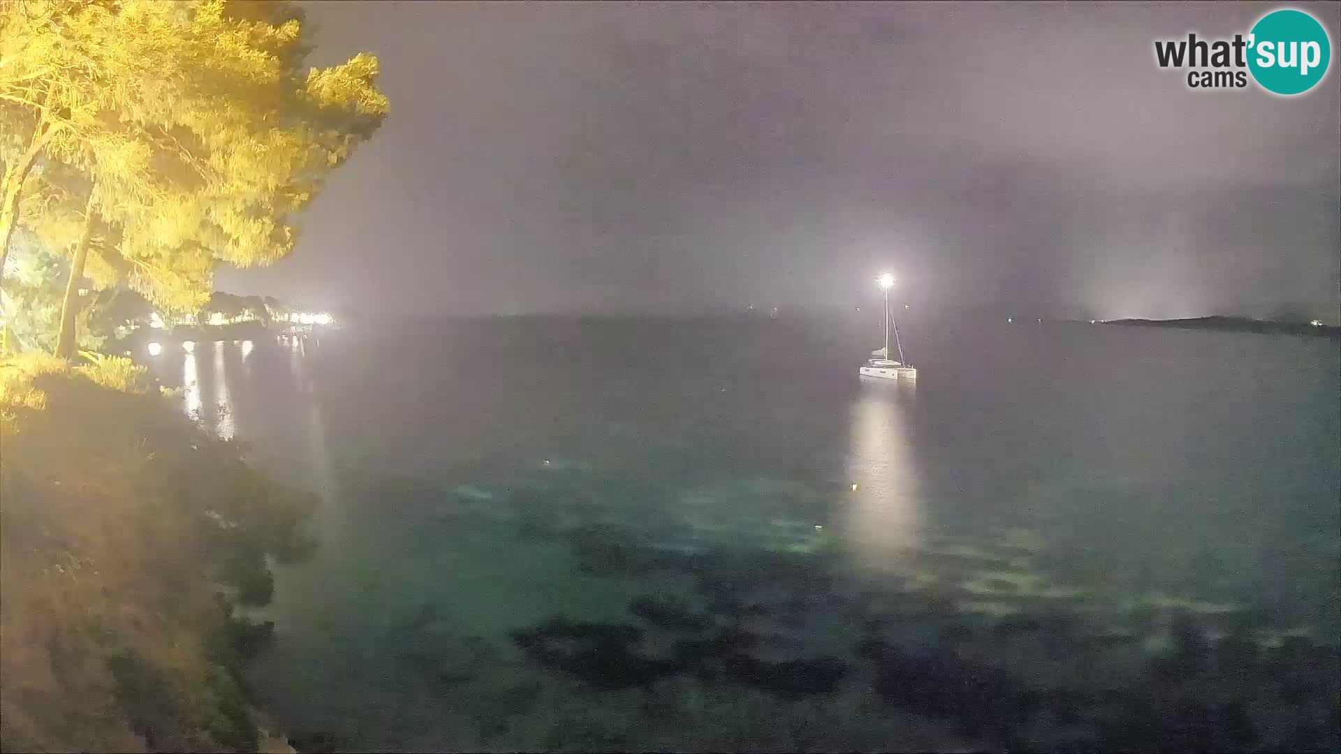 Spletna kamera Plaža Potočine Bol – Pogled v živo na plažo Borak, otok Brač