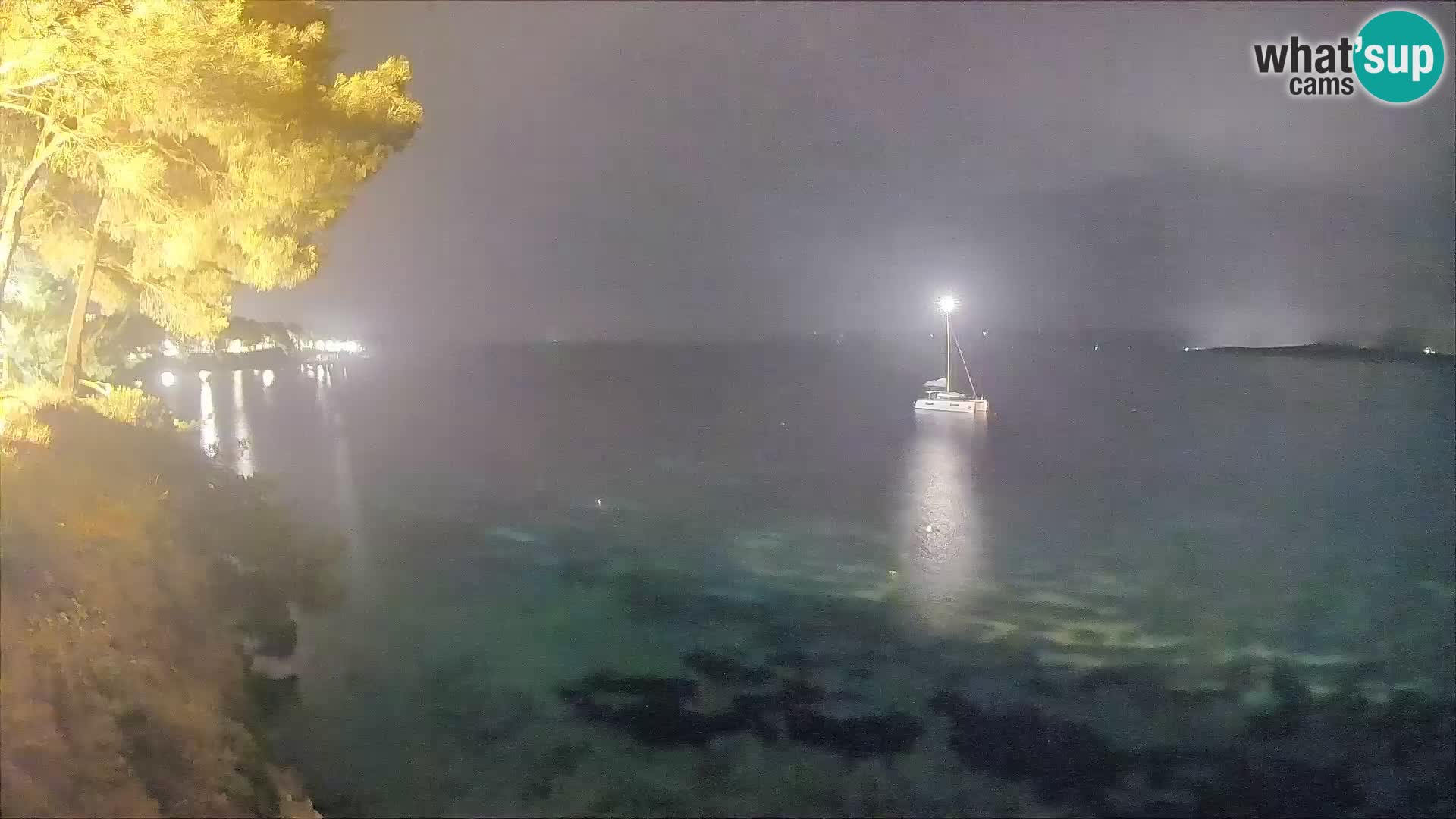 Spletna kamera Plaža Potočine Bol – Pogled v živo na plažo Borak, otok Brač