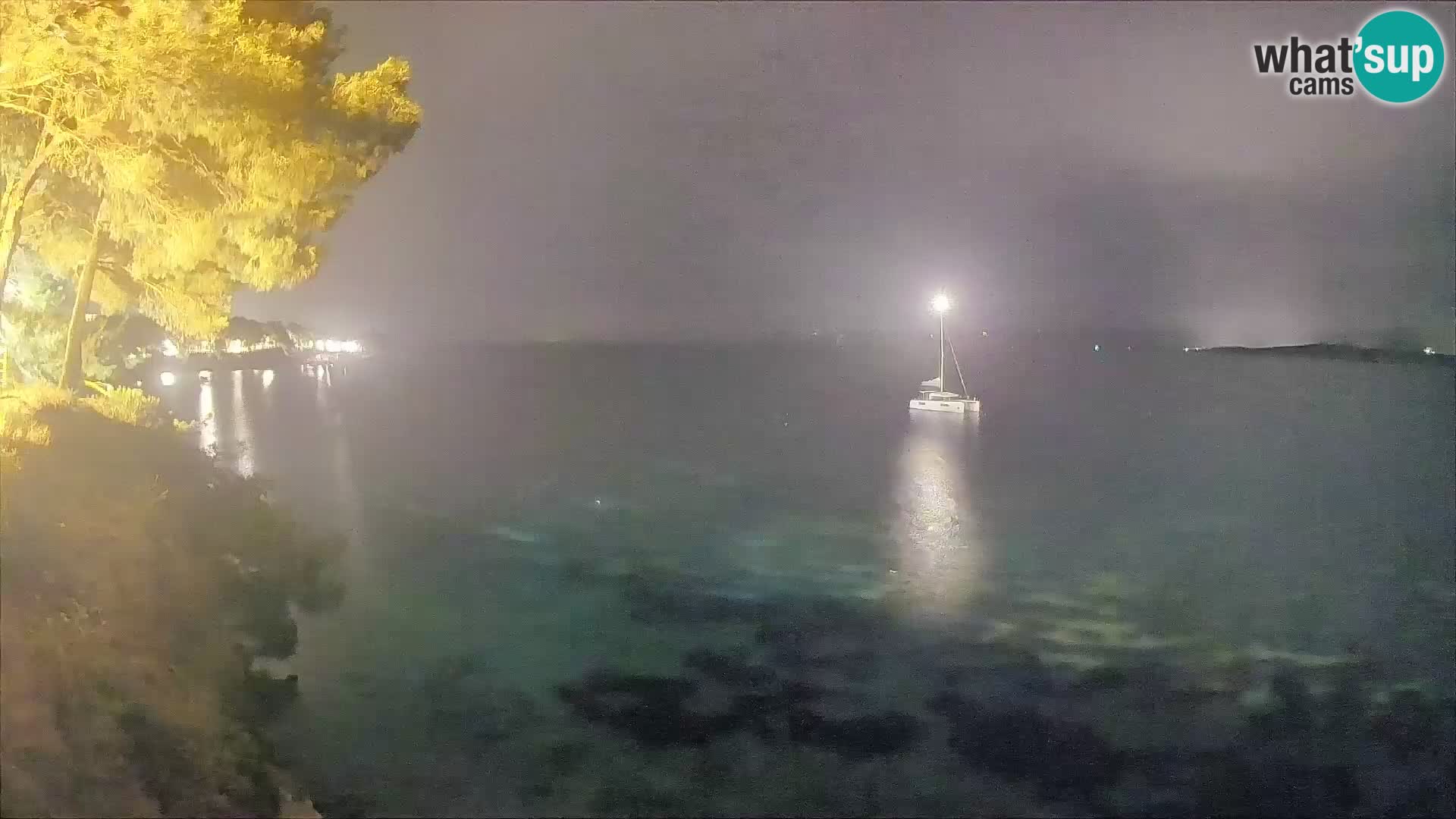 Spletna kamera Plaža Potočine Bol – Pogled v živo na plažo Borak, otok Brač