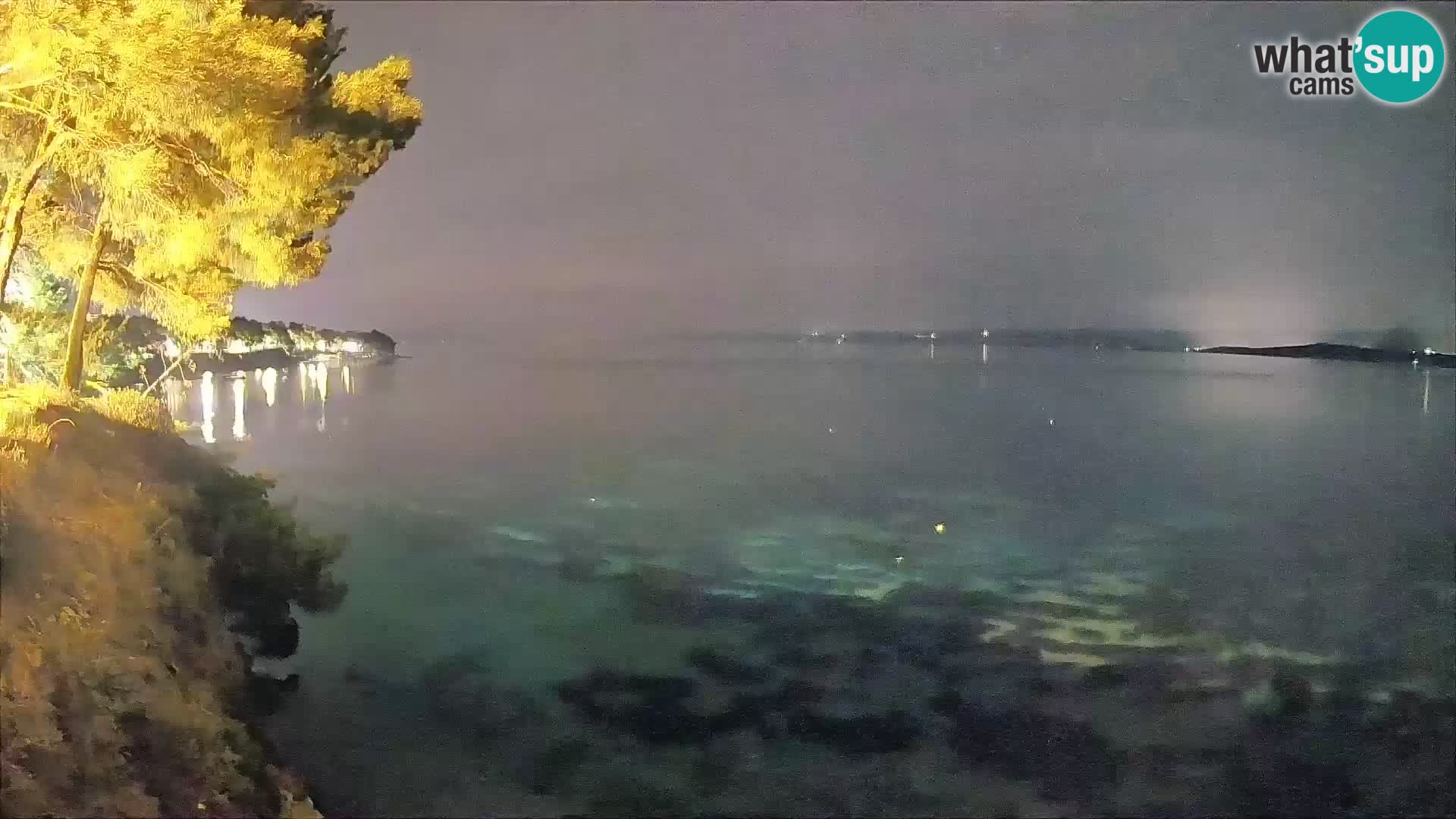 Spletna kamera Plaža Potočine Bol – Pogled v živo na plažo Borak, otok Brač