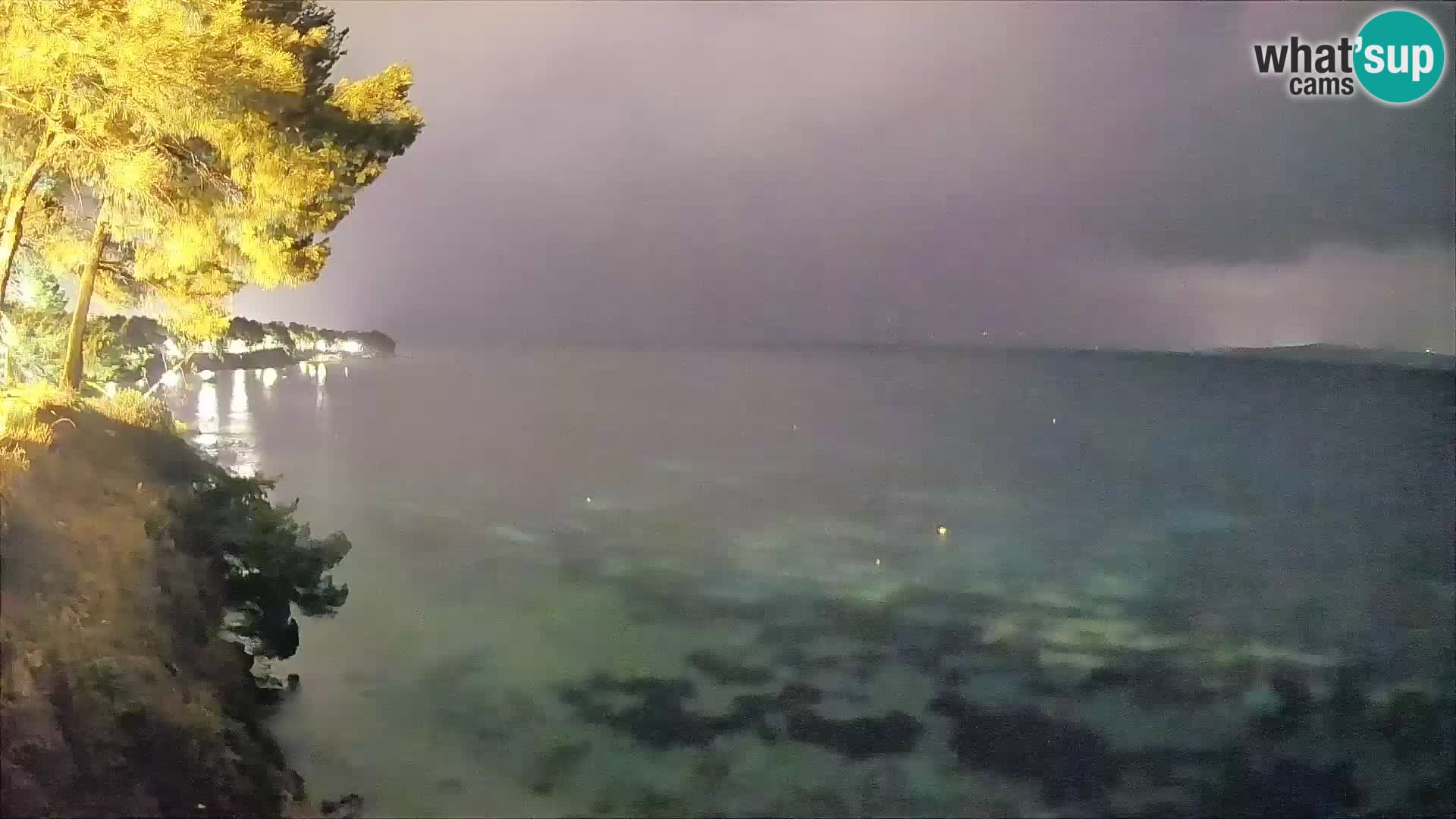 Spletna kamera Plaža Potočine Bol – Pogled v živo na plažo Borak, otok Brač