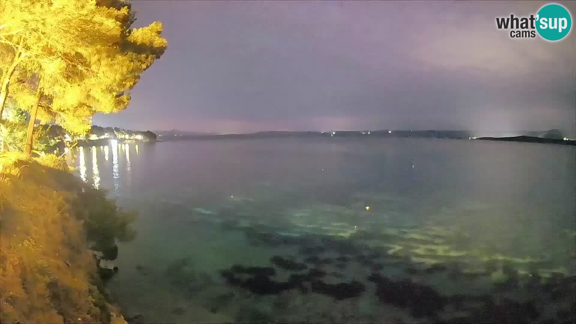 Spletna kamera Plaža Potočine Bol – Pogled v živo na plažo Borak, otok Brač