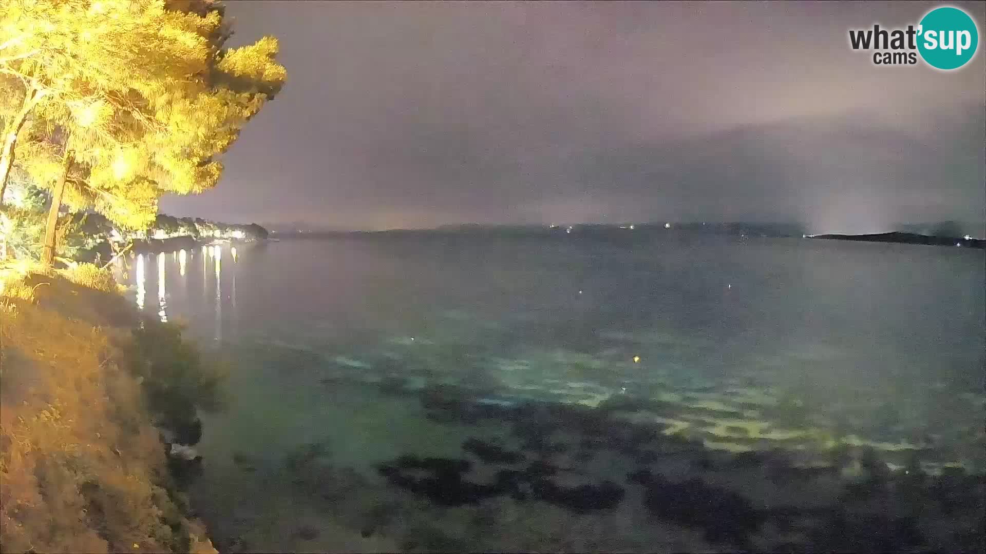 Spletna kamera Plaža Potočine Bol – Pogled v živo na plažo Borak, otok Brač