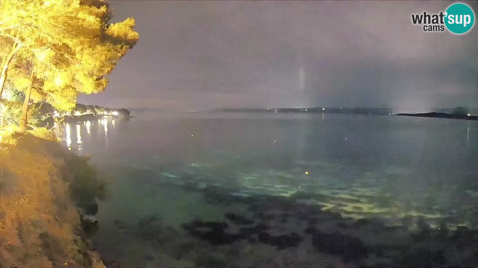 Spletna kamera Plaža Potočine Bol – Pogled v živo na plažo Borak, otok Brač