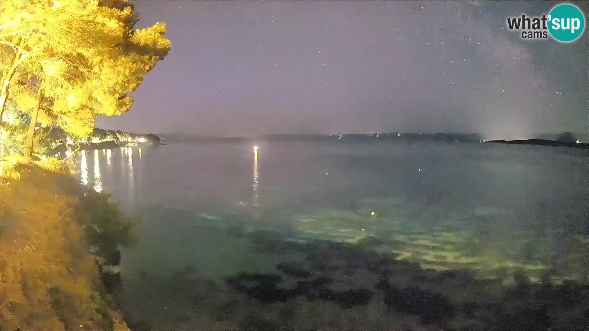 Spletna kamera Plaža Potočine Bol – Pogled v živo na plažo Borak, otok Brač