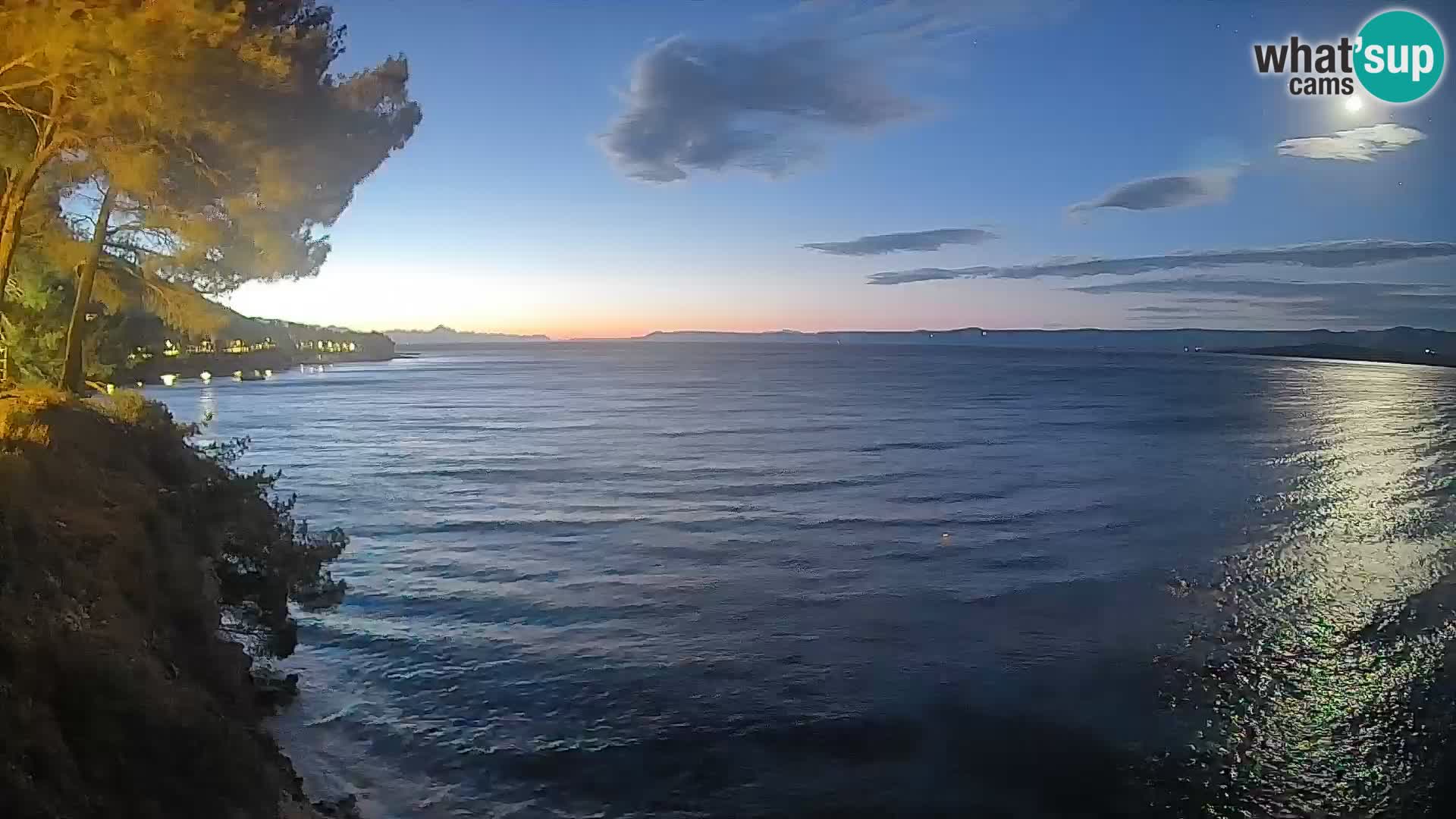 Spletna kamera Plaža Potočine Bol – Pogled v živo na plažo Borak, otok Brač