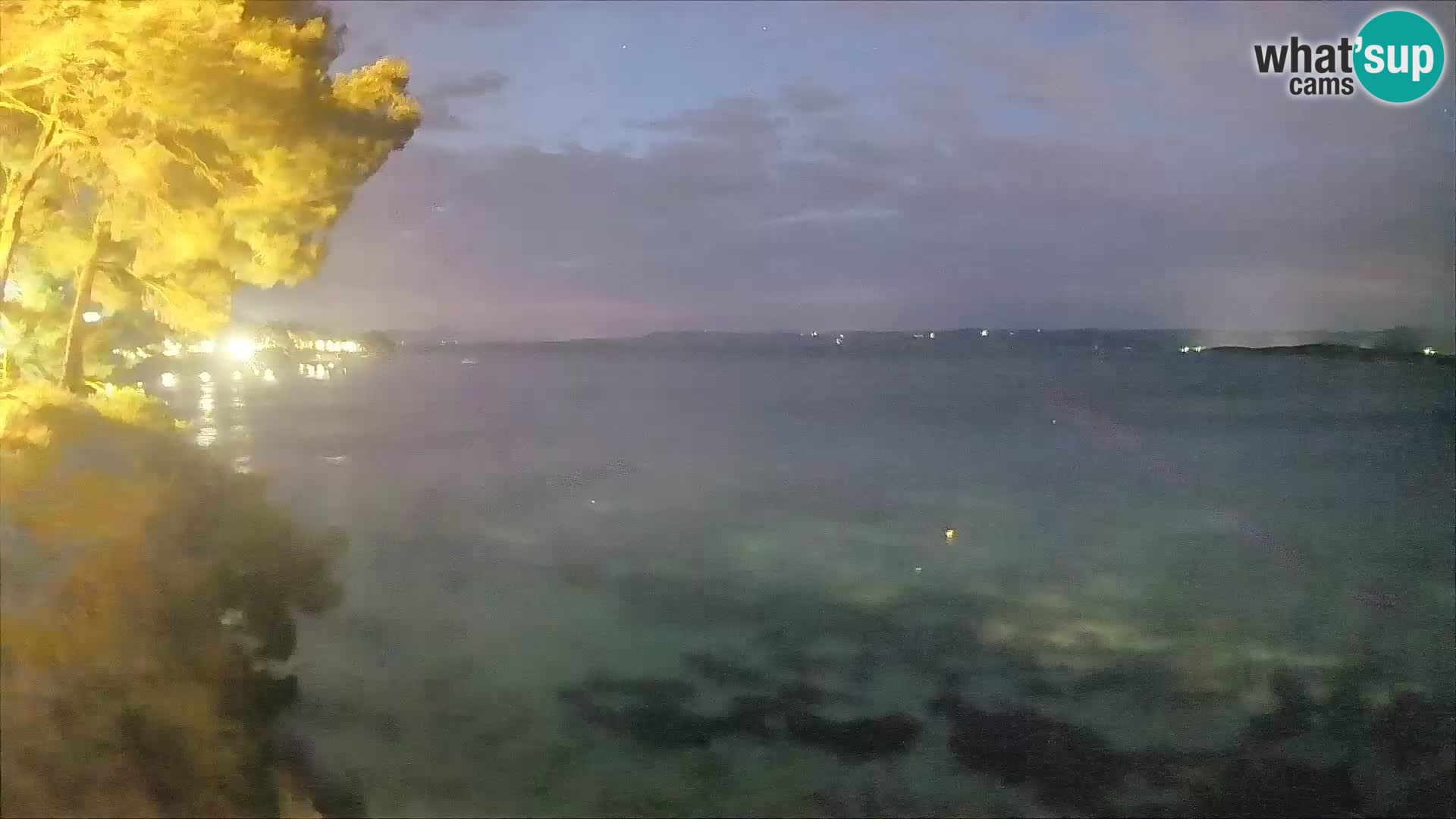 Spletna kamera Plaža Potočine Bol – Pogled v živo na plažo Borak, otok Brač