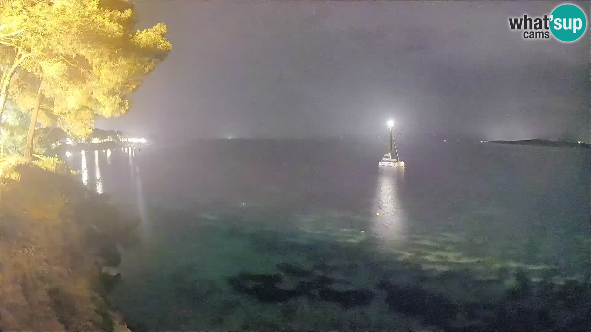 Spletna kamera Plaža Potočine Bol – Pogled v živo na plažo Borak, otok Brač