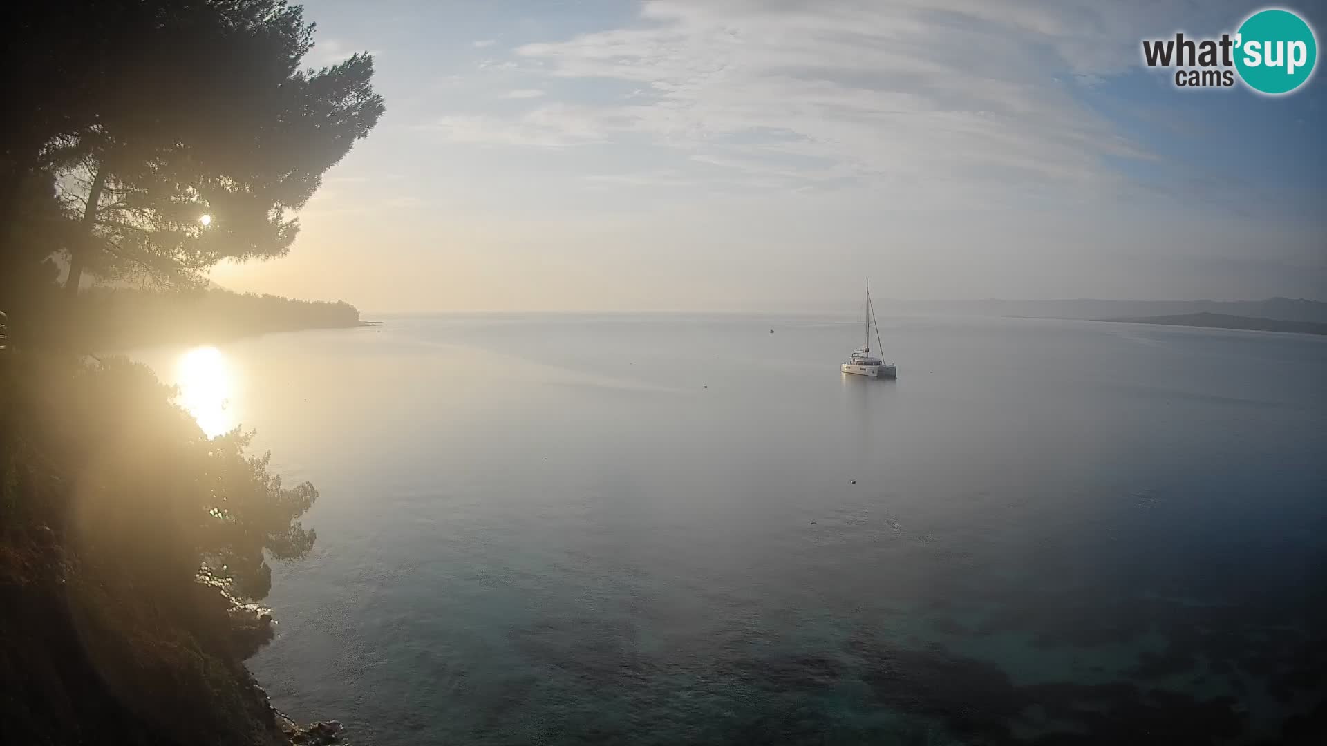 Spletna kamera Plaža Potočine Bol – Pogled v živo na plažo Borak, otok Brač