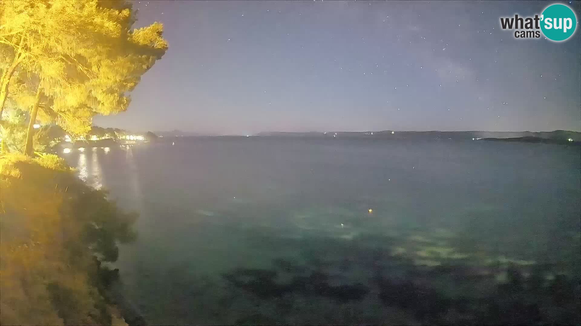 Spletna kamera Plaža Potočine Bol – Pogled v živo na plažo Borak, otok Brač