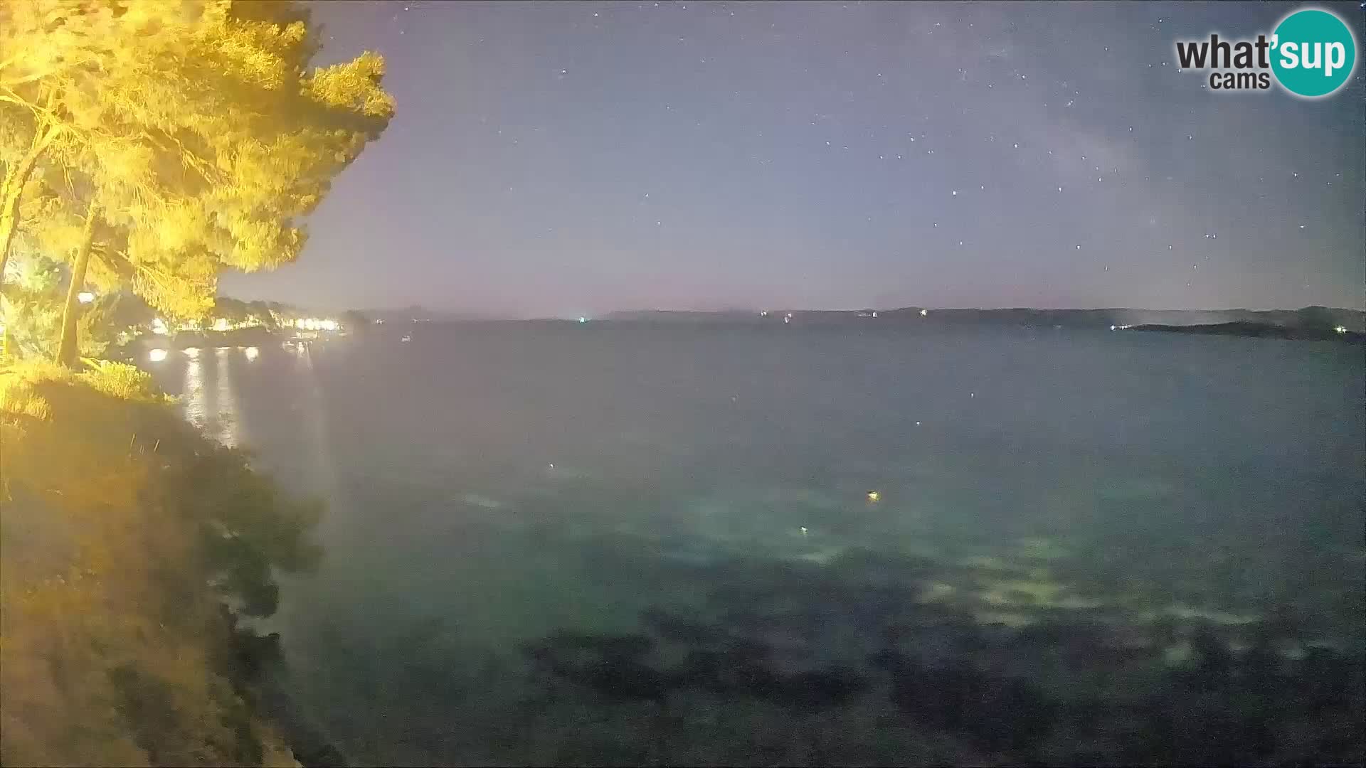 Spletna kamera Plaža Potočine Bol – Pogled v živo na plažo Borak, otok Brač