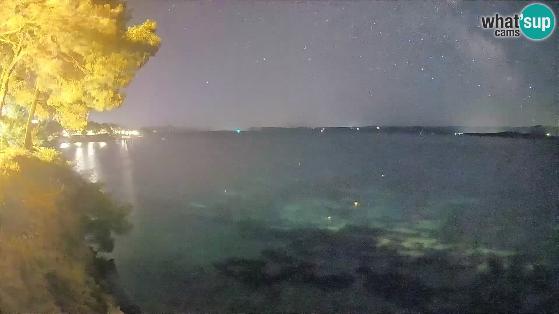 Spletna kamera Plaža Potočine Bol – Pogled v živo na plažo Borak, otok Brač