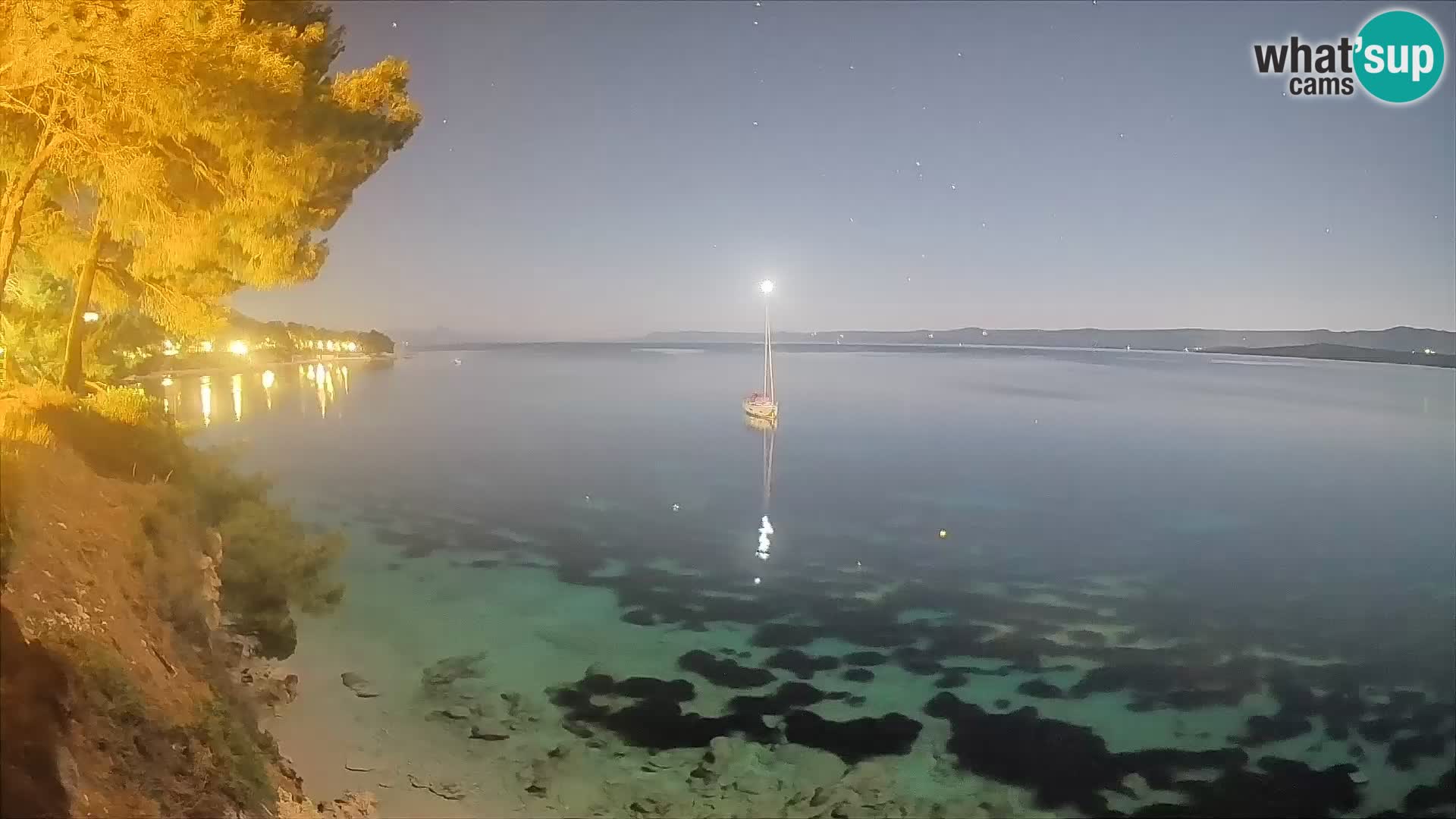 Spletna kamera Plaža Potočine Bol – Pogled v živo na plažo Borak, otok Brač