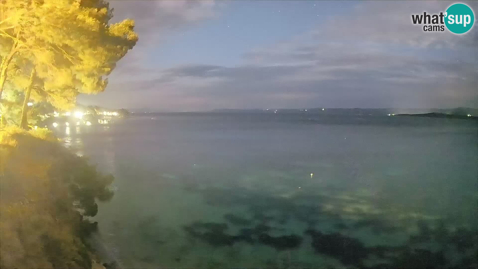 Spletna kamera Plaža Potočine Bol – Pogled v živo na plažo Borak, otok Brač