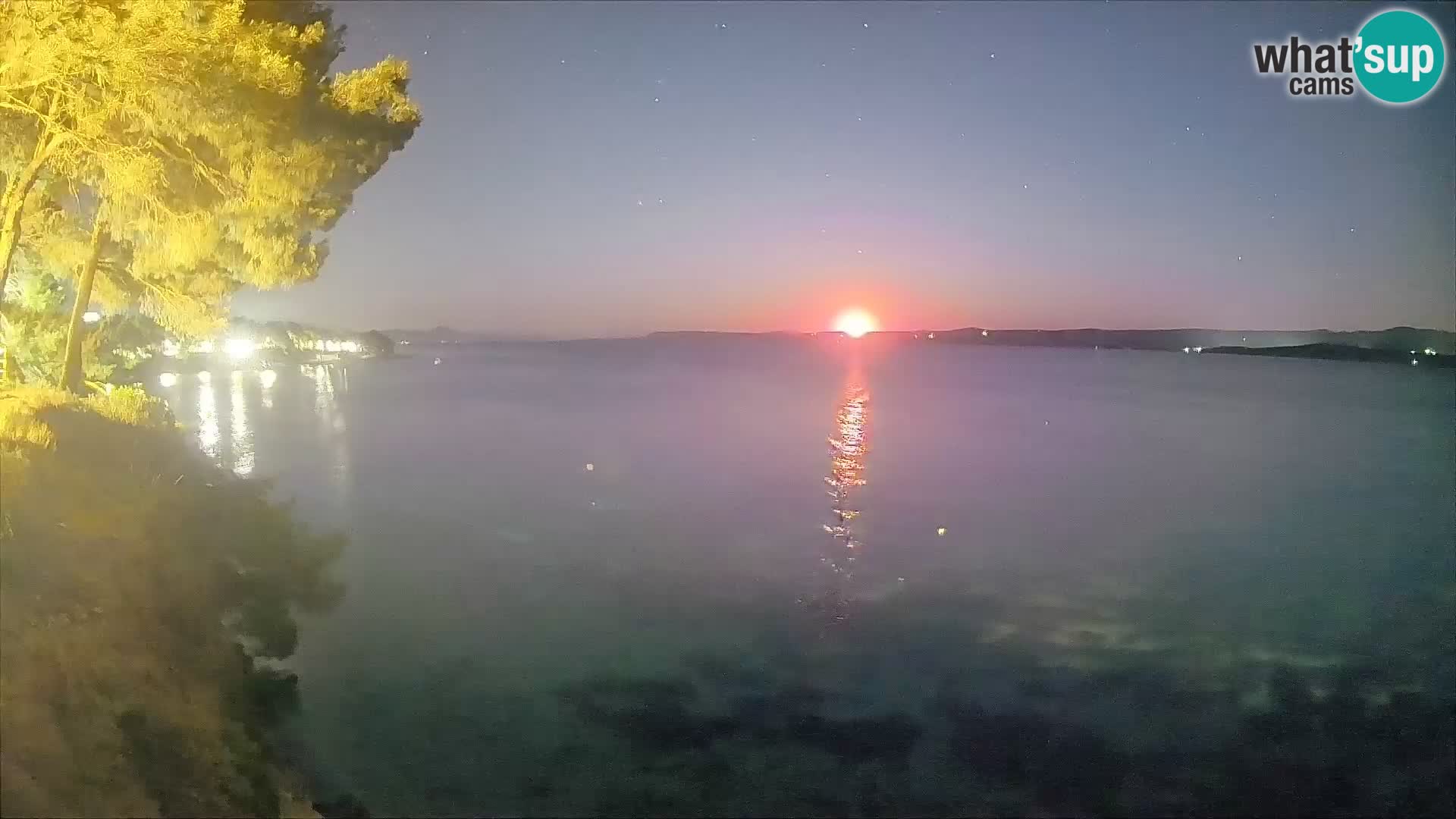Spletna kamera Plaža Potočine Bol – Pogled v živo na plažo Borak, otok Brač