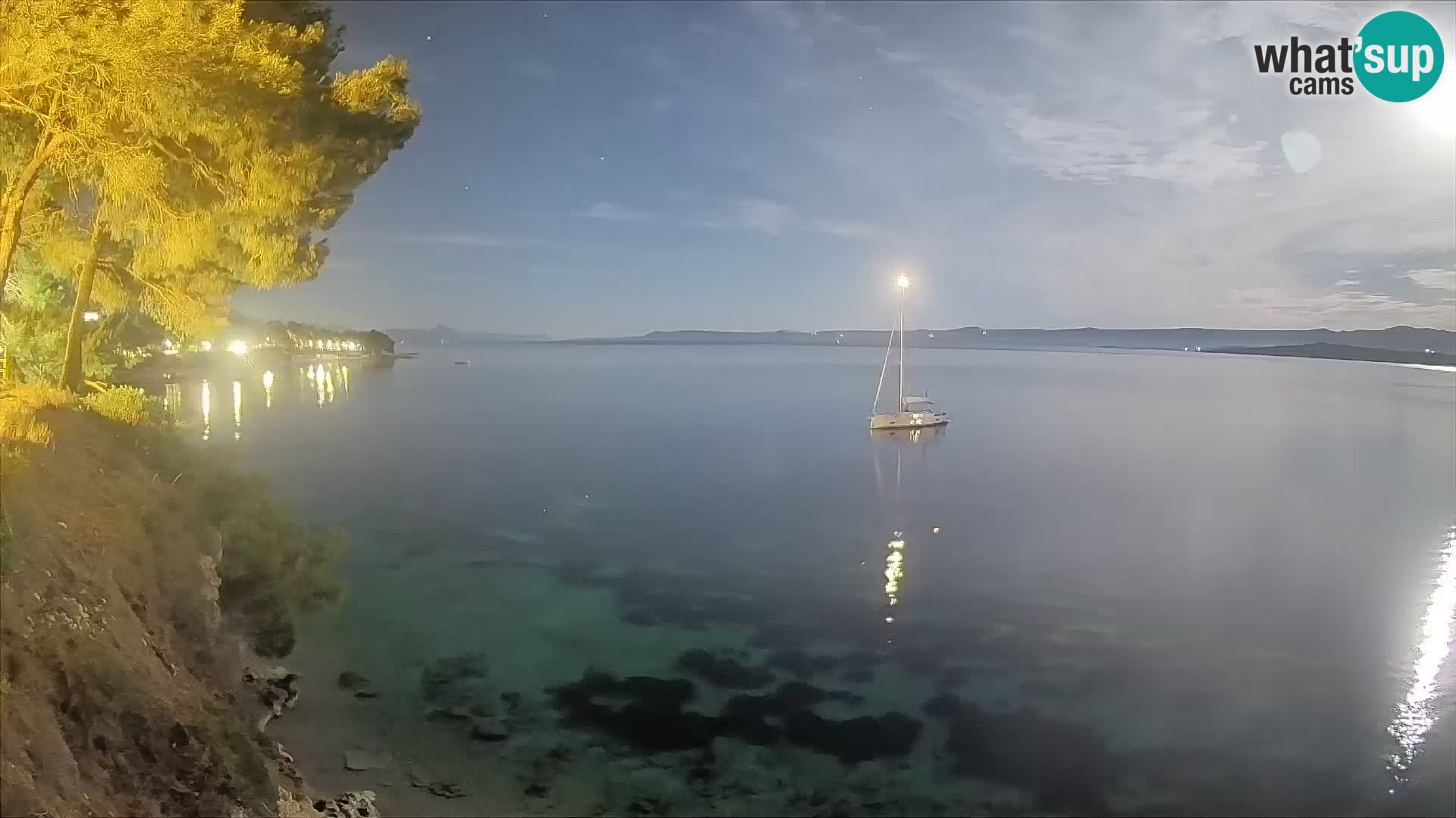 Spletna kamera Plaža Potočine Bol – Pogled v živo na plažo Borak, otok Brač