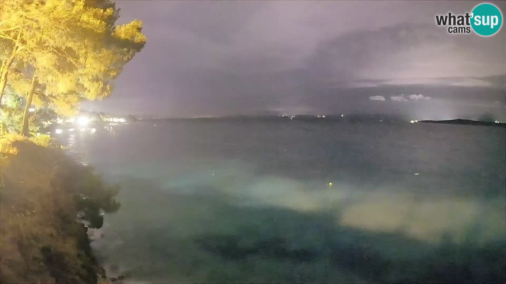 Spletna kamera Plaža Potočine Bol – Pogled v živo na plažo Borak, otok Brač