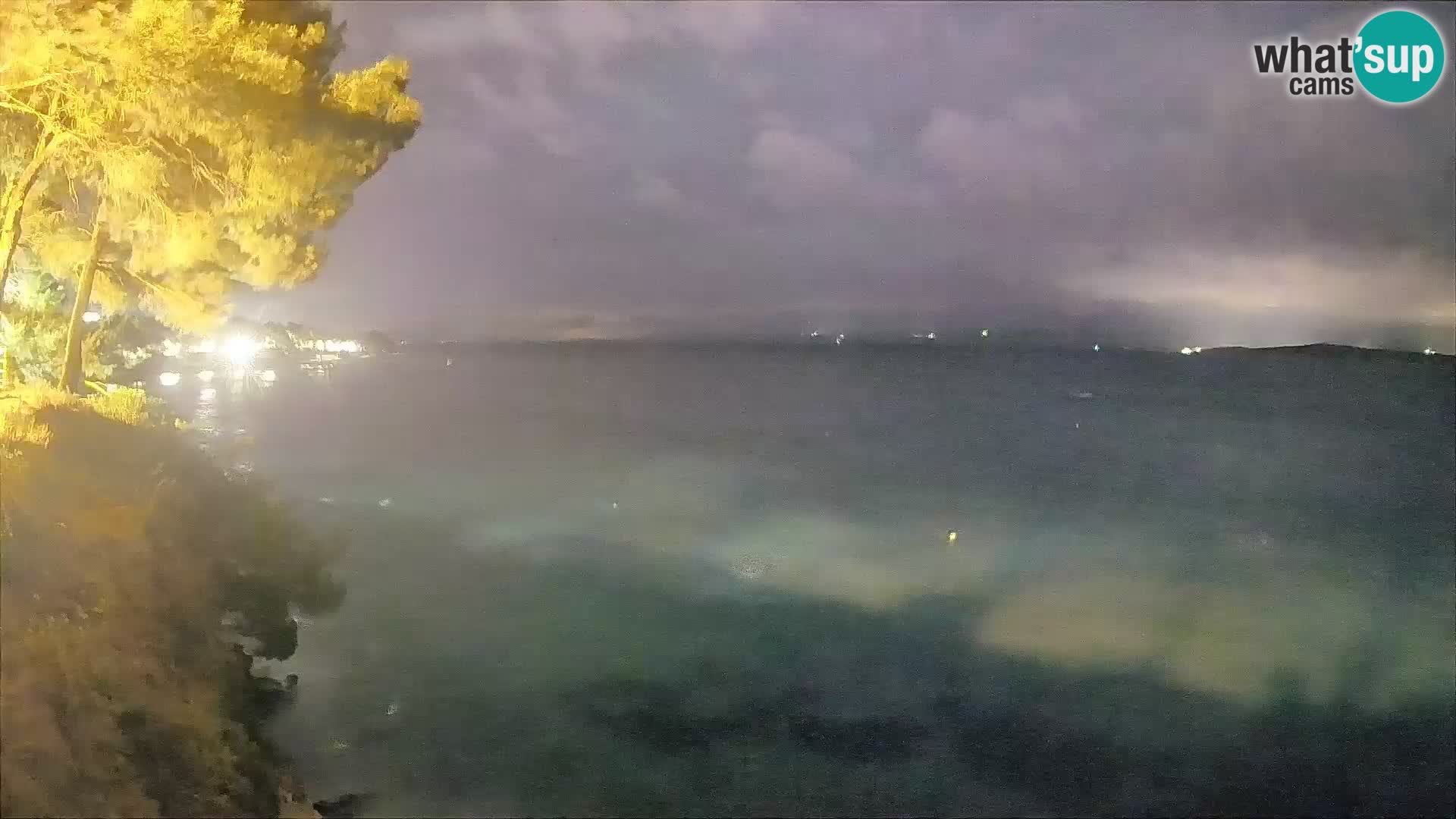 Spletna kamera Plaža Potočine Bol – Pogled v živo na plažo Borak, otok Brač