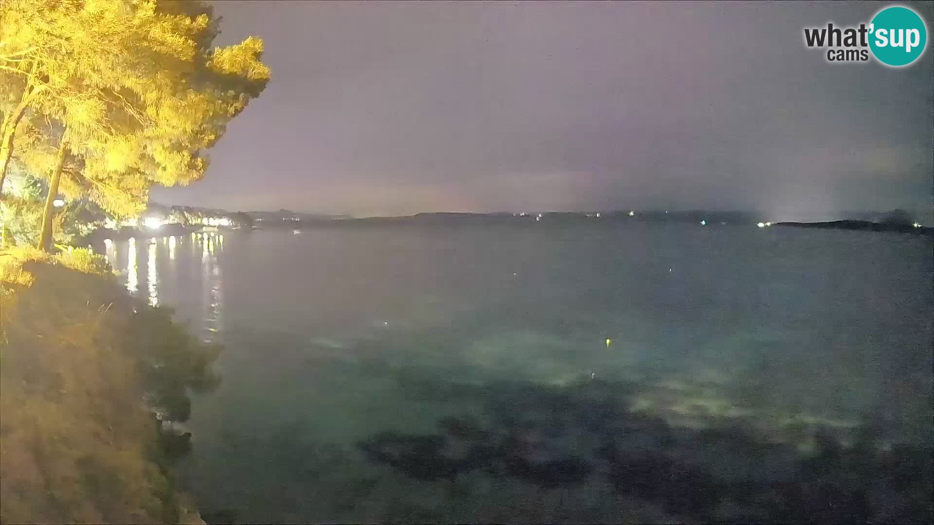 Spletna kamera Plaža Potočine Bol – Pogled v živo na plažo Borak, otok Brač