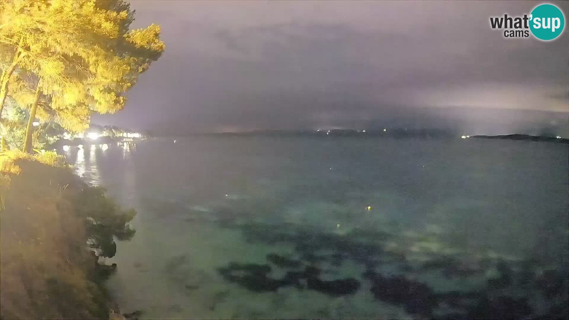 Spletna kamera Plaža Potočine Bol – Pogled v živo na plažo Borak, otok Brač