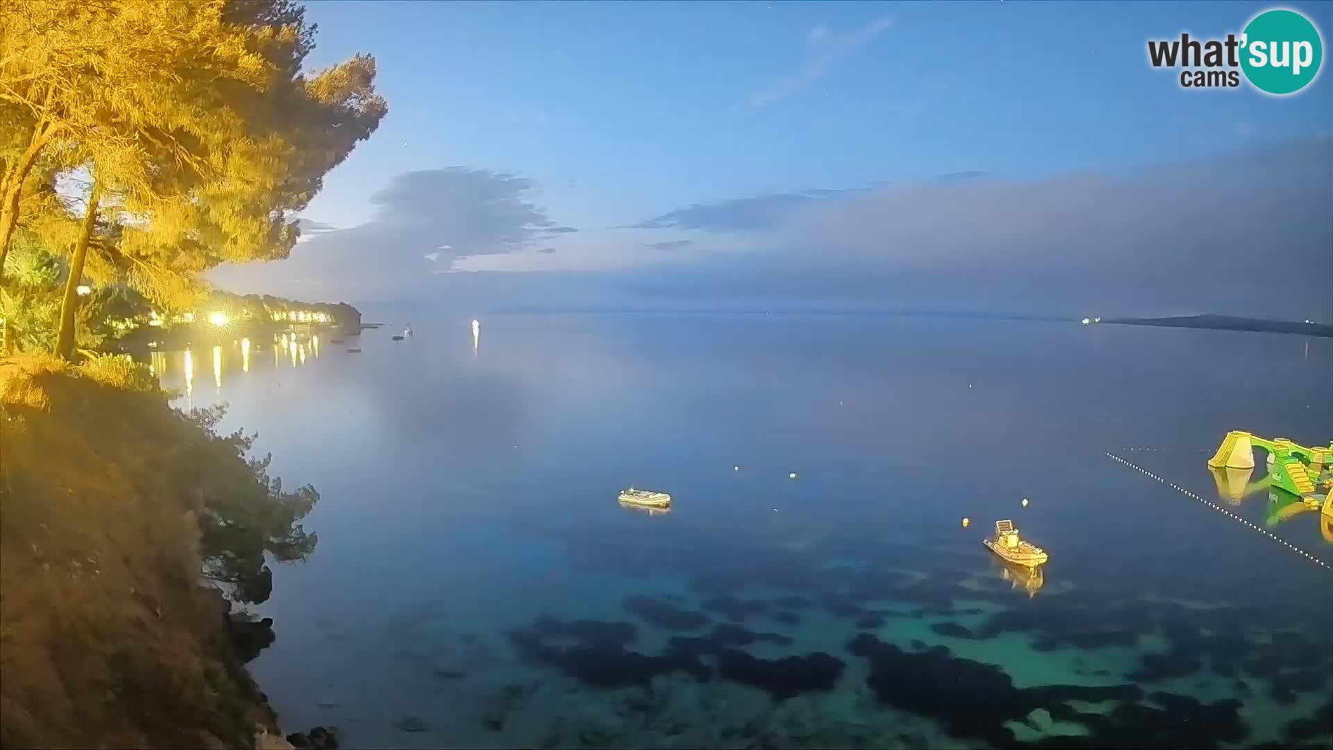Spletna kamera Plaža Potočine Bol – Pogled v živo na plažo Borak, otok Brač