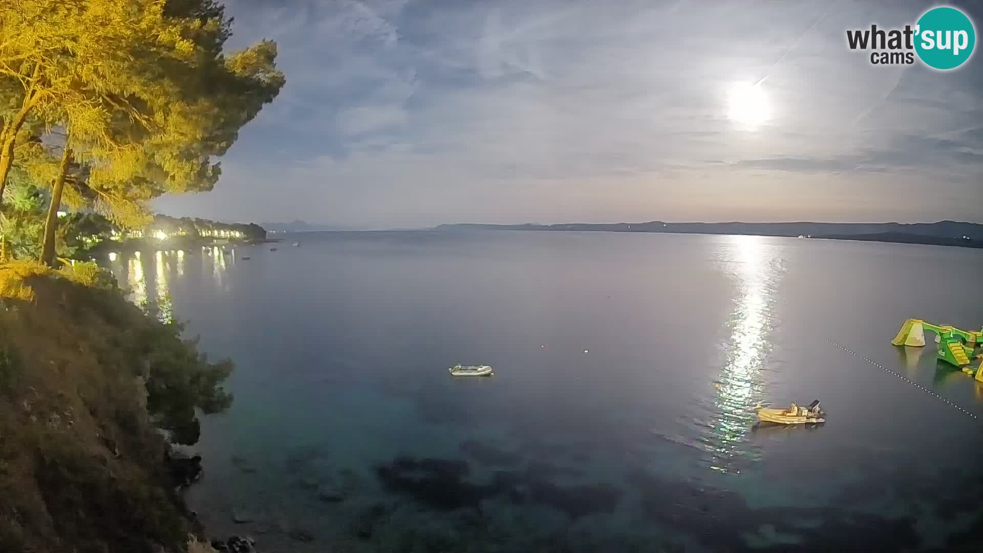 Spletna kamera Plaža Potočine Bol – Pogled v živo na plažo Borak, otok Brač