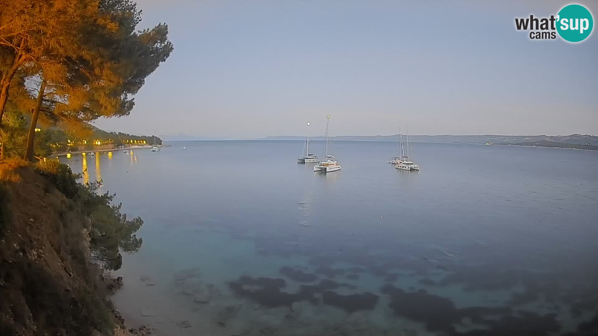 Spletna kamera Plaža Potočine Bol – Pogled v živo na plažo Borak, otok Brač