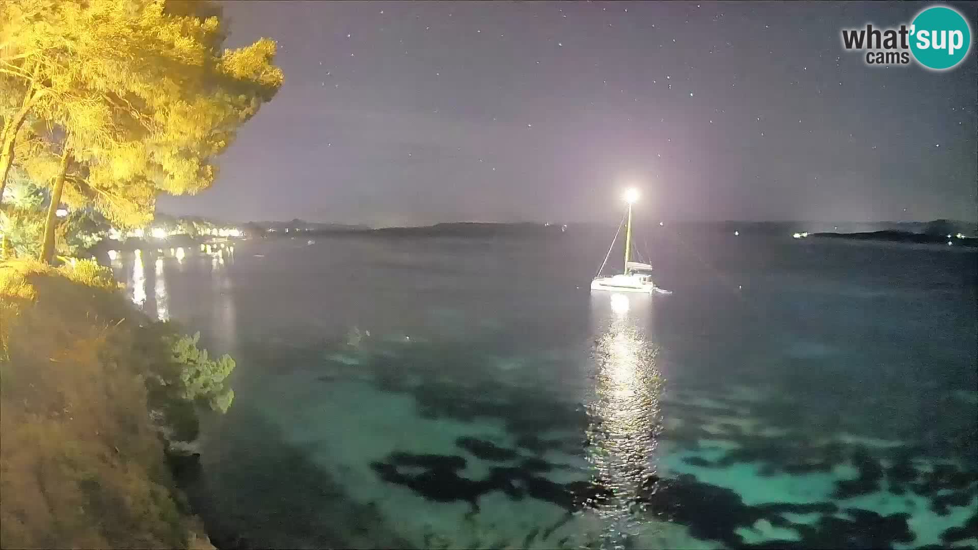 Spletna kamera Plaža Potočine Bol – Pogled v živo na plažo Borak, otok Brač