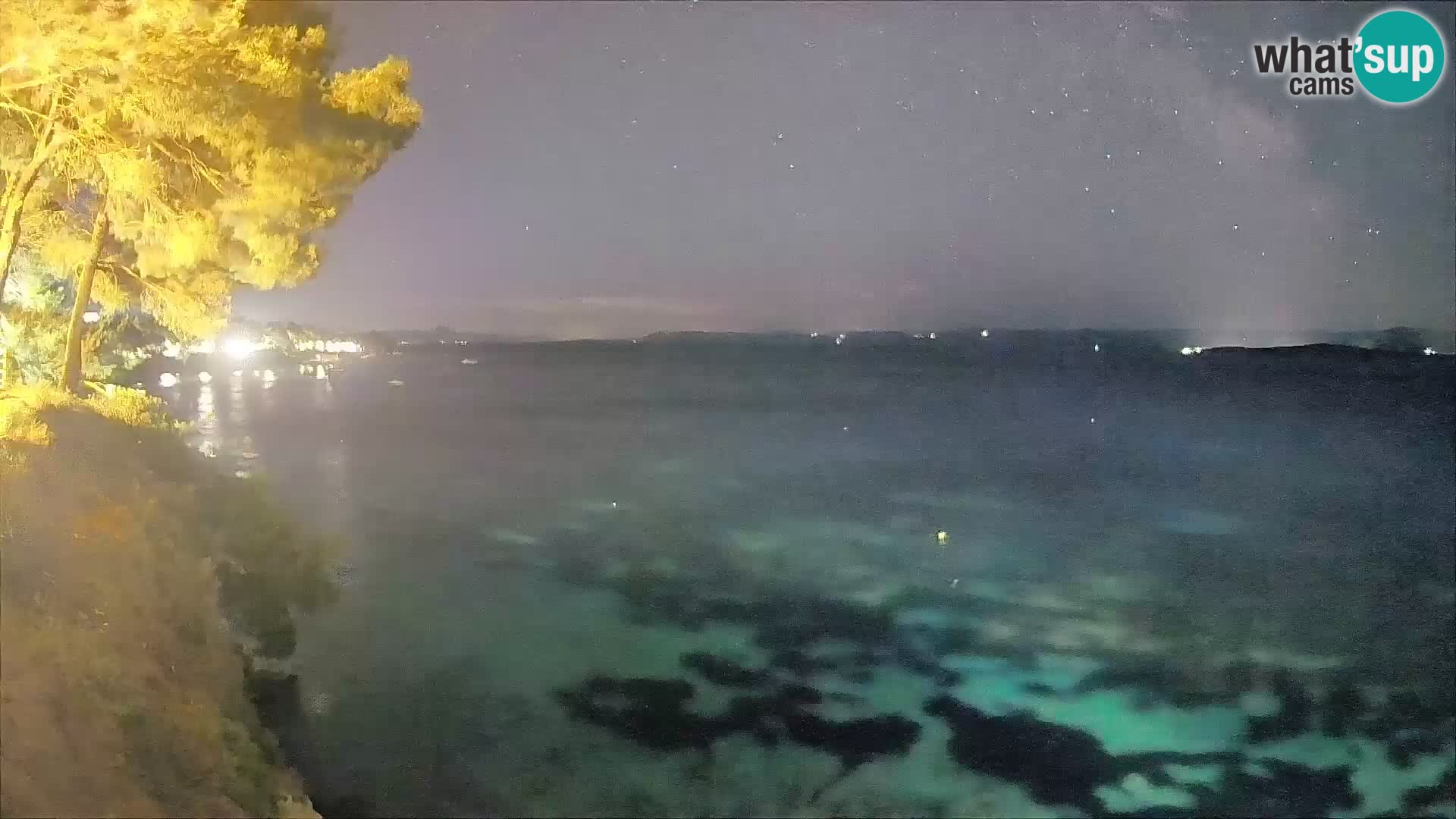 Spletna kamera Plaža Potočine Bol – Pogled v živo na plažo Borak, otok Brač