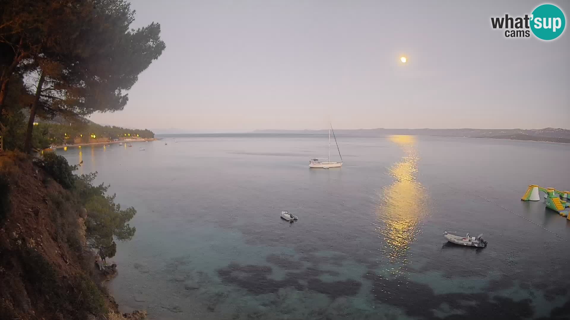 Spletna kamera Plaža Potočine Bol – Pogled v živo na plažo Borak, otok Brač