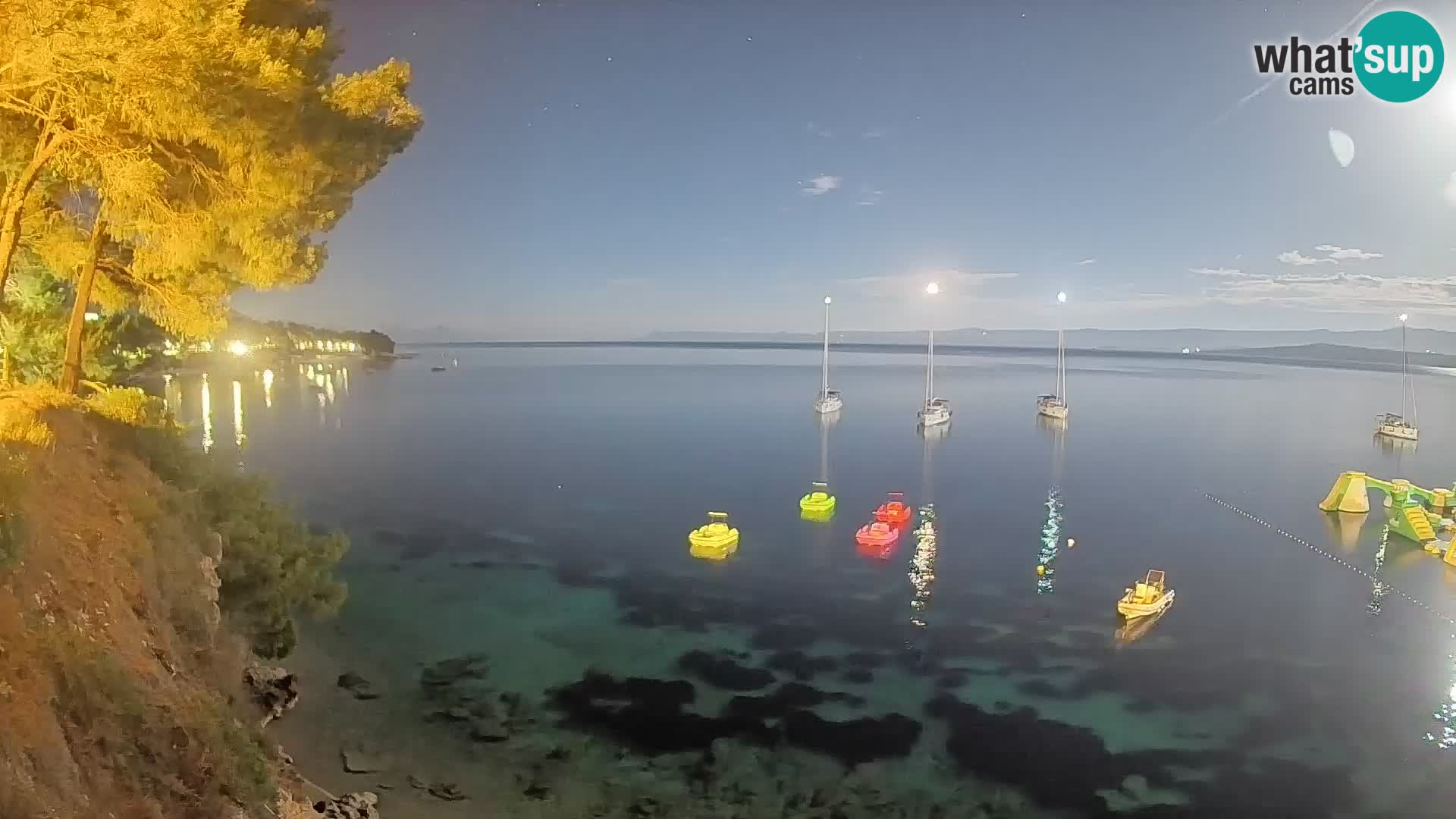 Spletna kamera Plaža Potočine Bol – Pogled v živo na plažo Borak, otok Brač