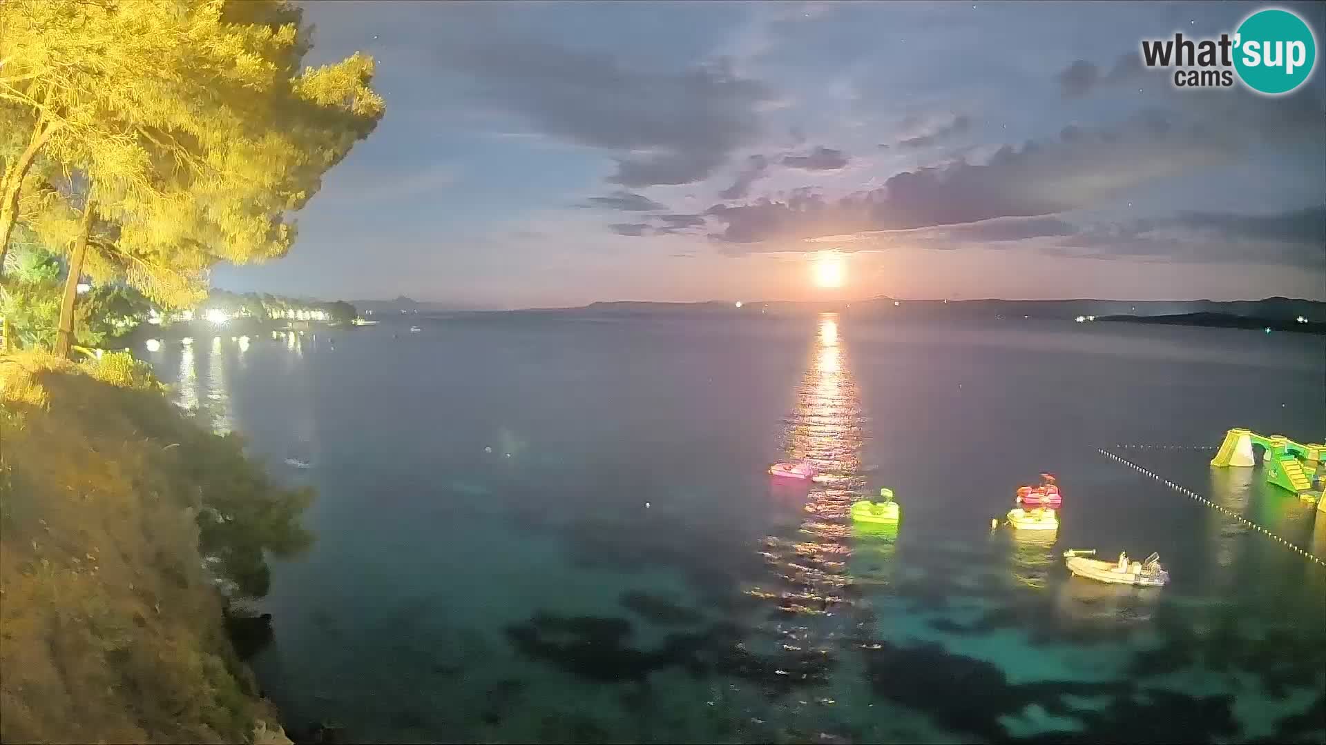 Spletna kamera Plaža Potočine Bol – Pogled v živo na plažo Borak, otok Brač
