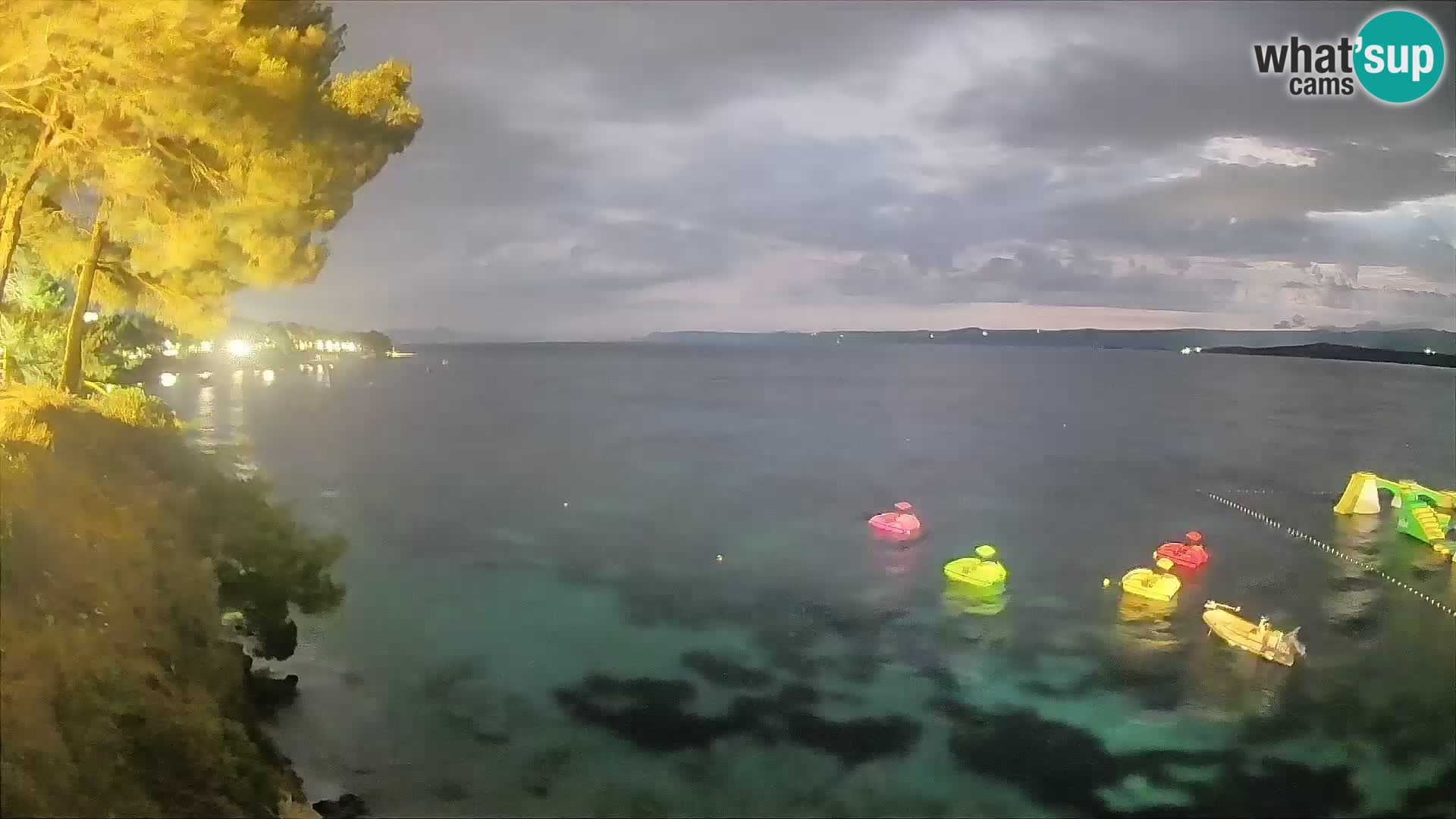 Spletna kamera Plaža Potočine Bol – Pogled v živo na plažo Borak, otok Brač