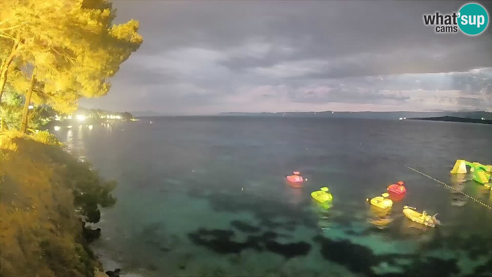 Spletna kamera Plaža Potočine Bol – Pogled v živo na plažo Borak, otok Brač