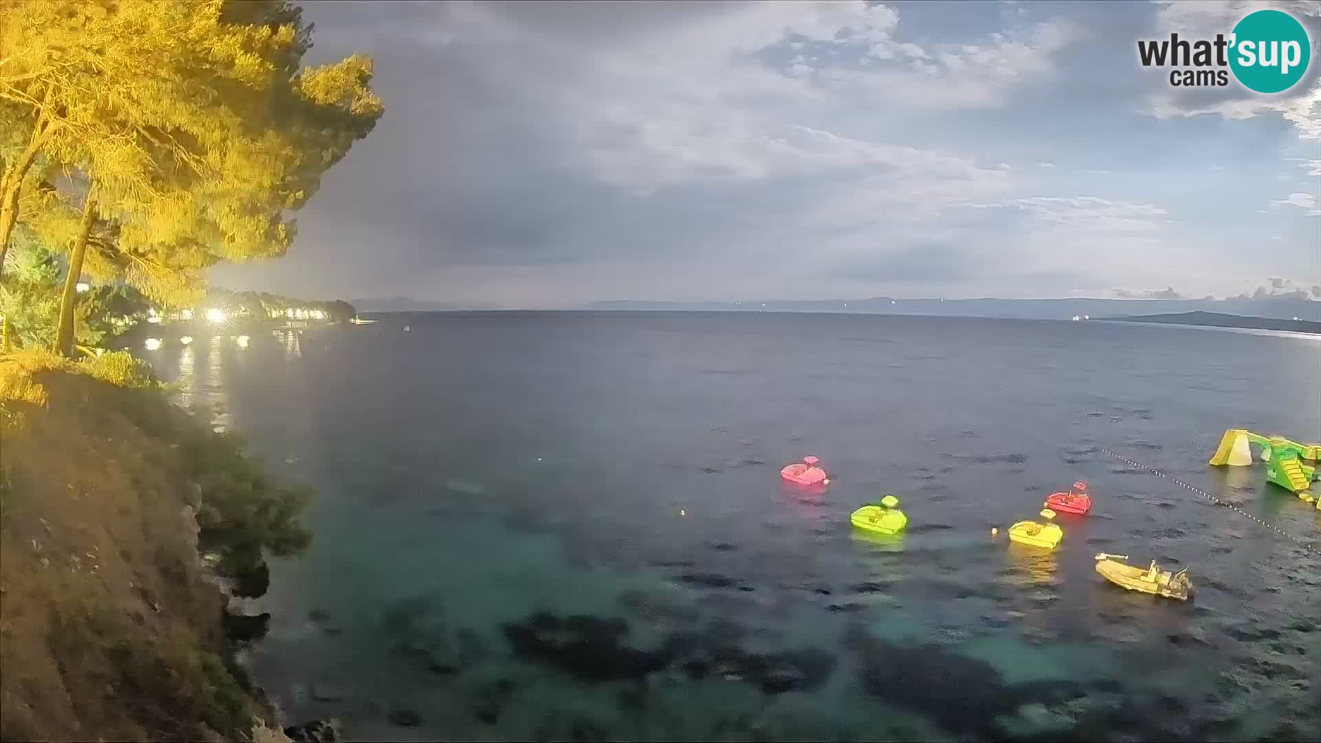 Spletna kamera Plaža Potočine Bol – Pogled v živo na plažo Borak, otok Brač