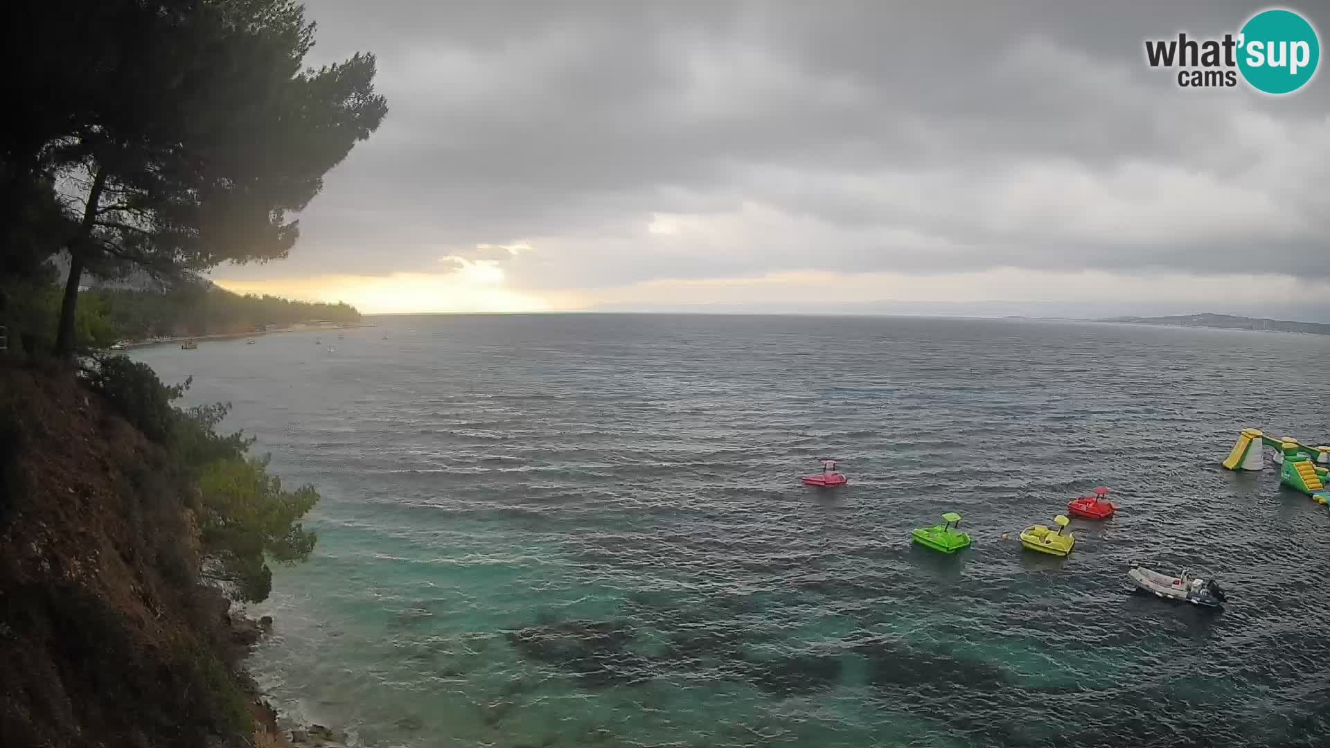 Spletna kamera Plaža Potočine Bol – Pogled v živo na plažo Borak, otok Brač