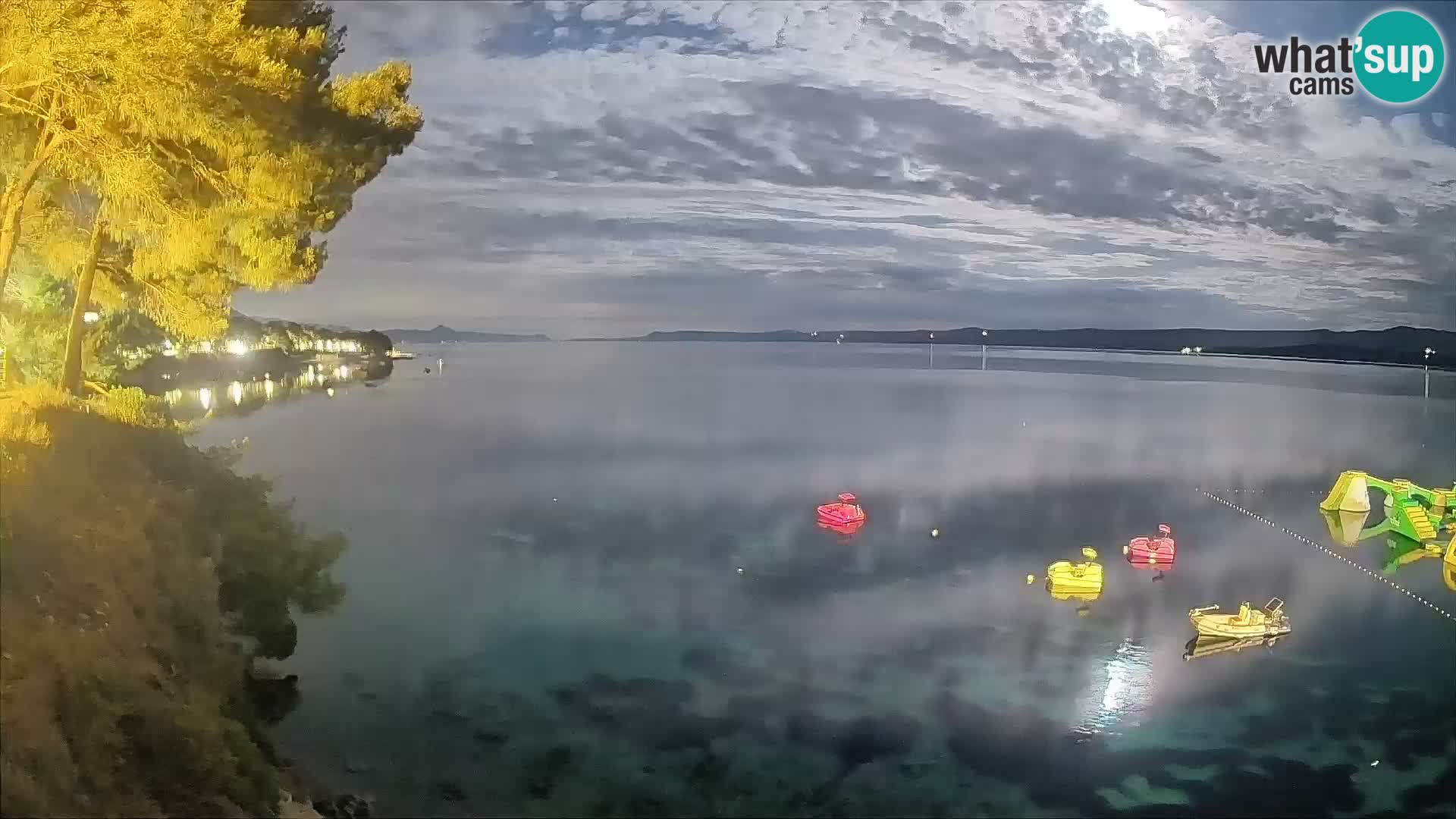 Spletna kamera Plaža Potočine Bol – Pogled v živo na plažo Borak, otok Brač