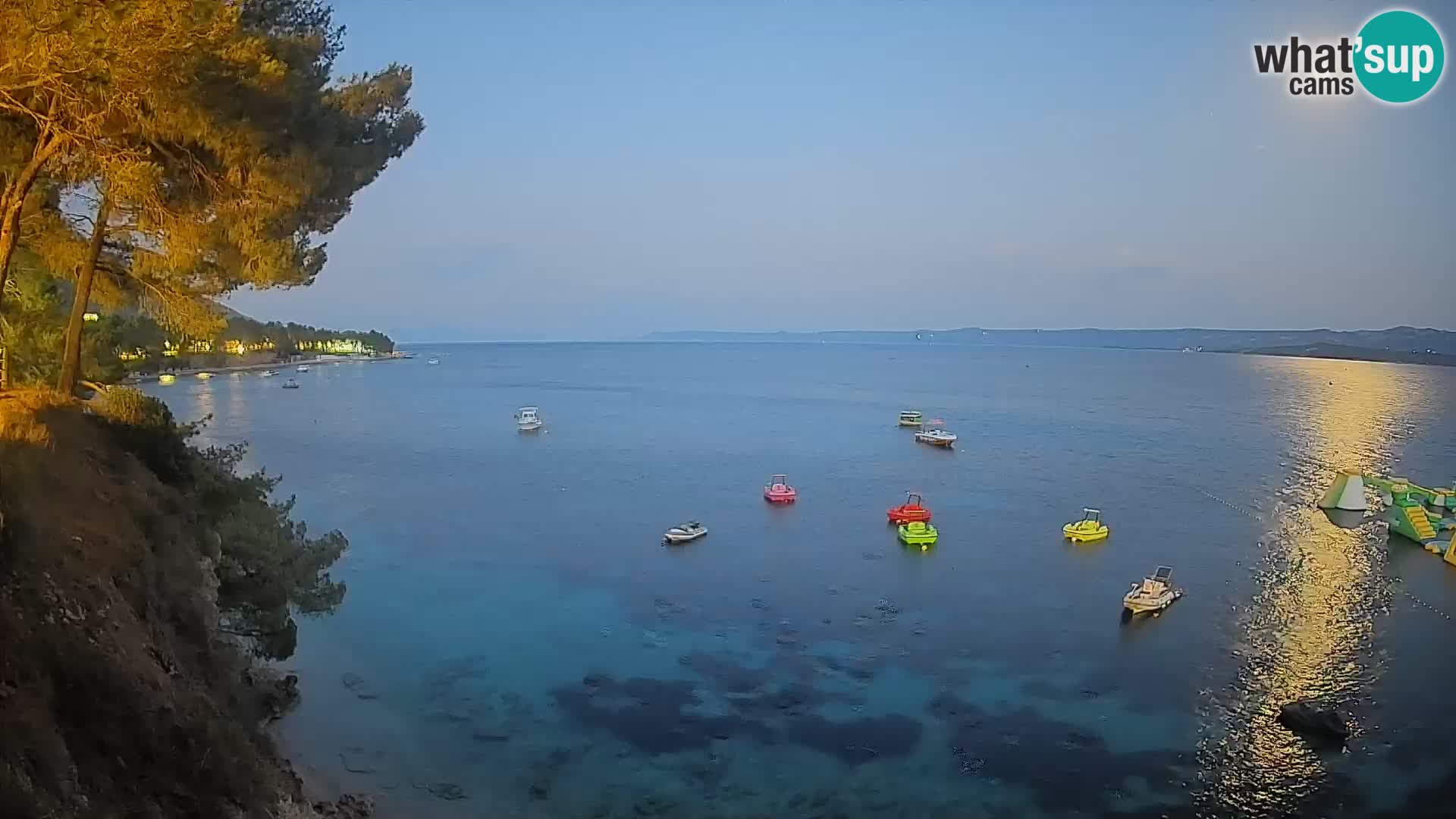 Spletna kamera Plaža Potočine Bol – Pogled v živo na plažo Borak, otok Brač