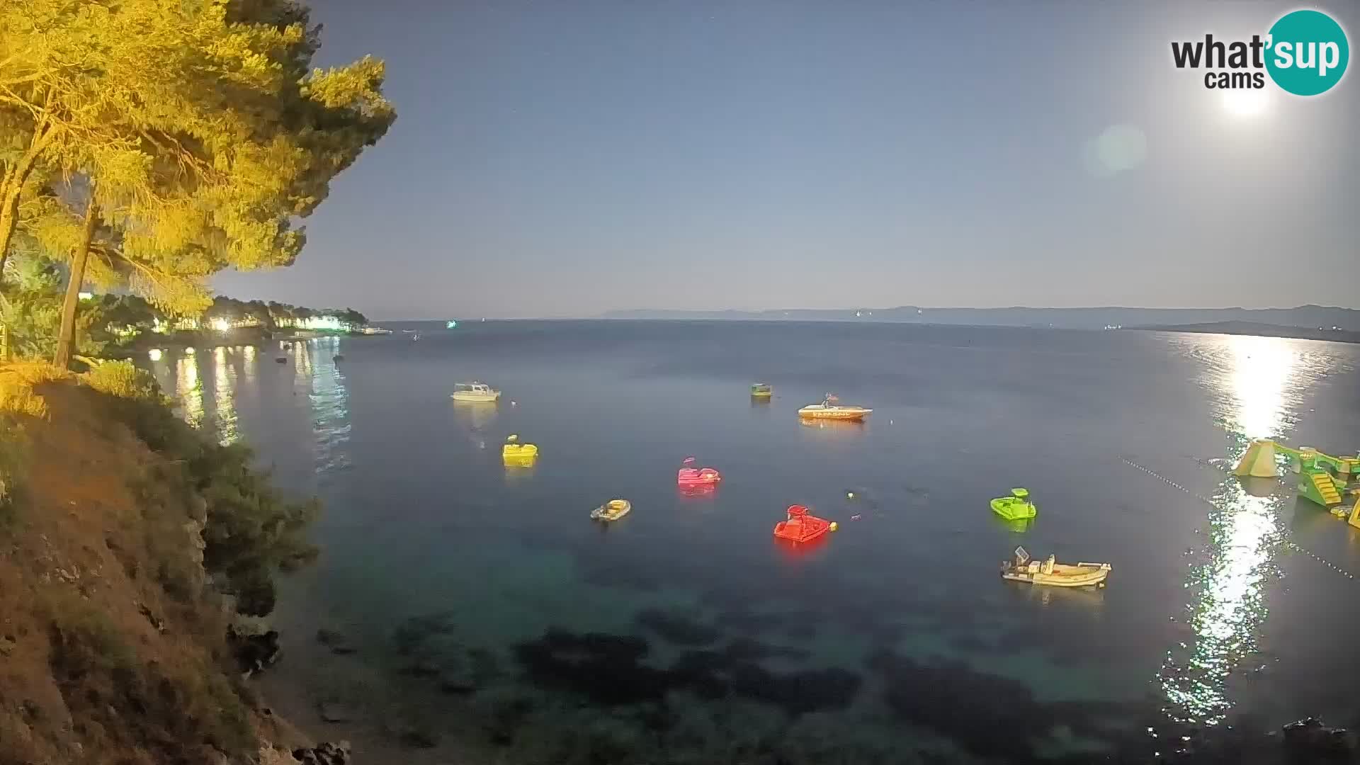 Spletna kamera Plaža Potočine Bol – Pogled v živo na plažo Borak, otok Brač