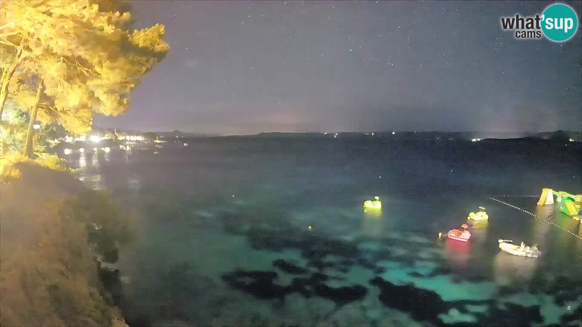 Spletna kamera Plaža Potočine Bol – Pogled v živo na plažo Borak, otok Brač